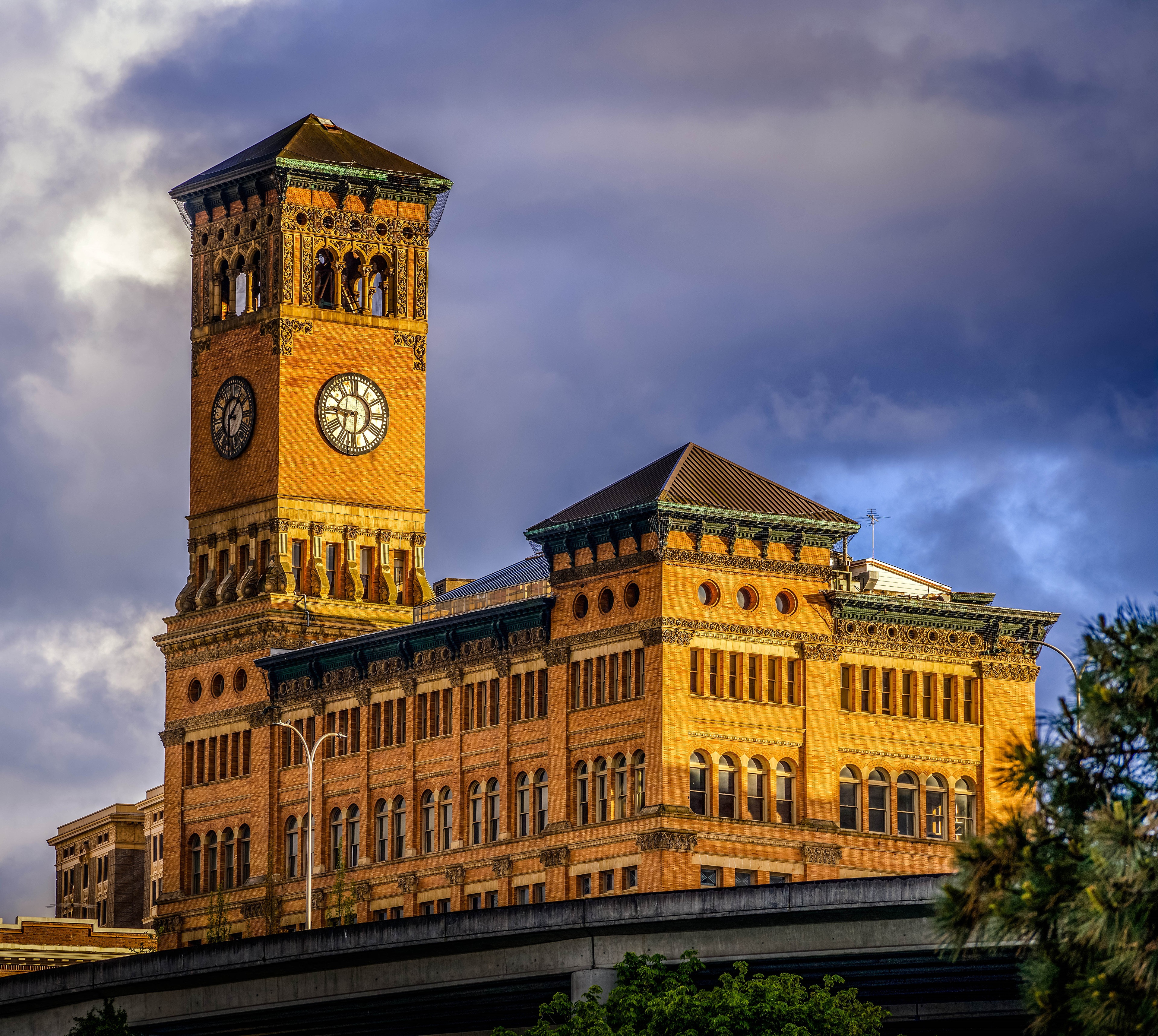 Clock Tower Building in Tacoma, USA HD Wallpaper