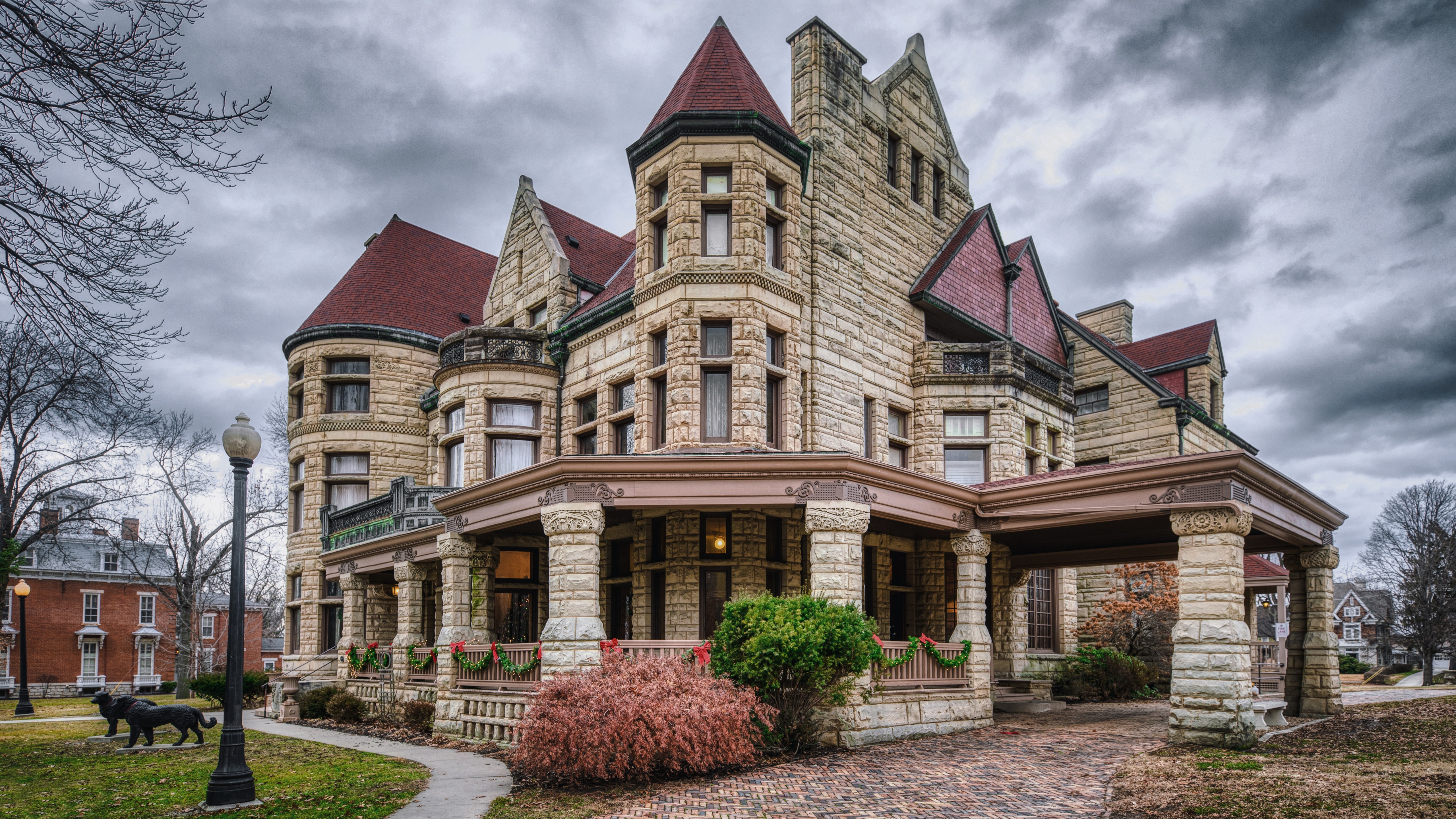 Quincy, USA Stone Mansion with Red Roof HD Wallpaper