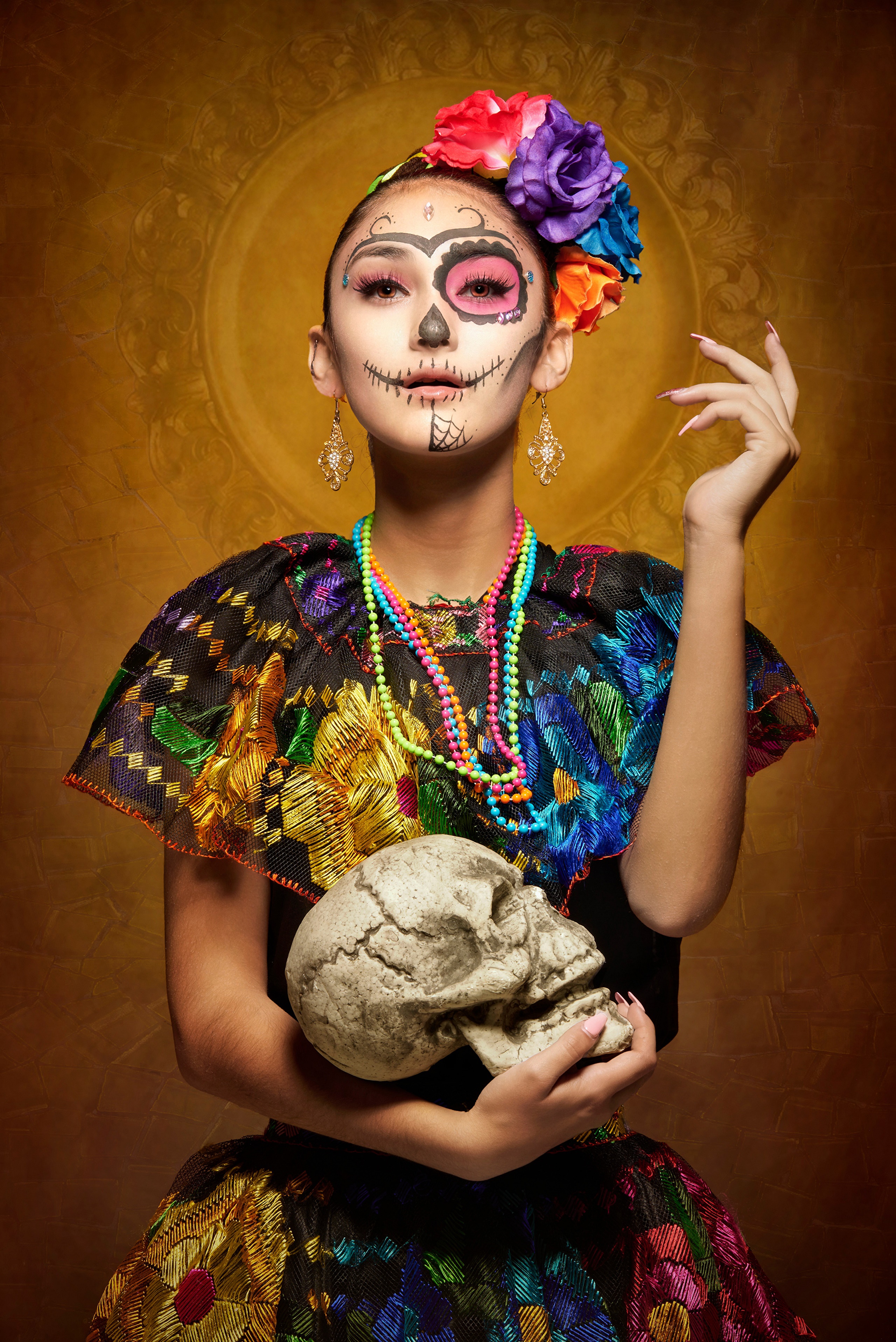 Woman with Day of the Dead makeup holding a skull HD Phone Wallpaper