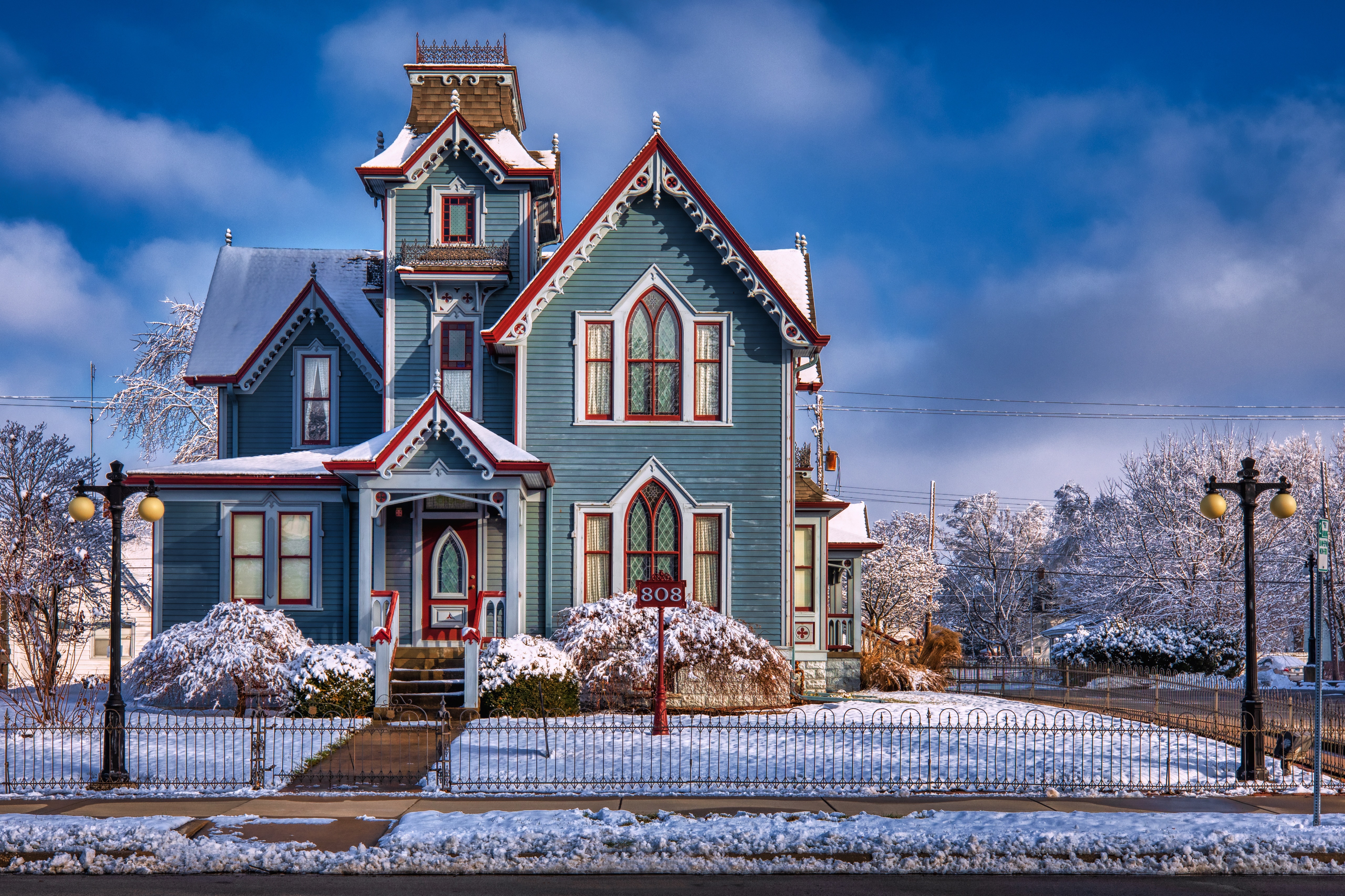 Victorian House in Snow with Street Lights HD Wallpaper