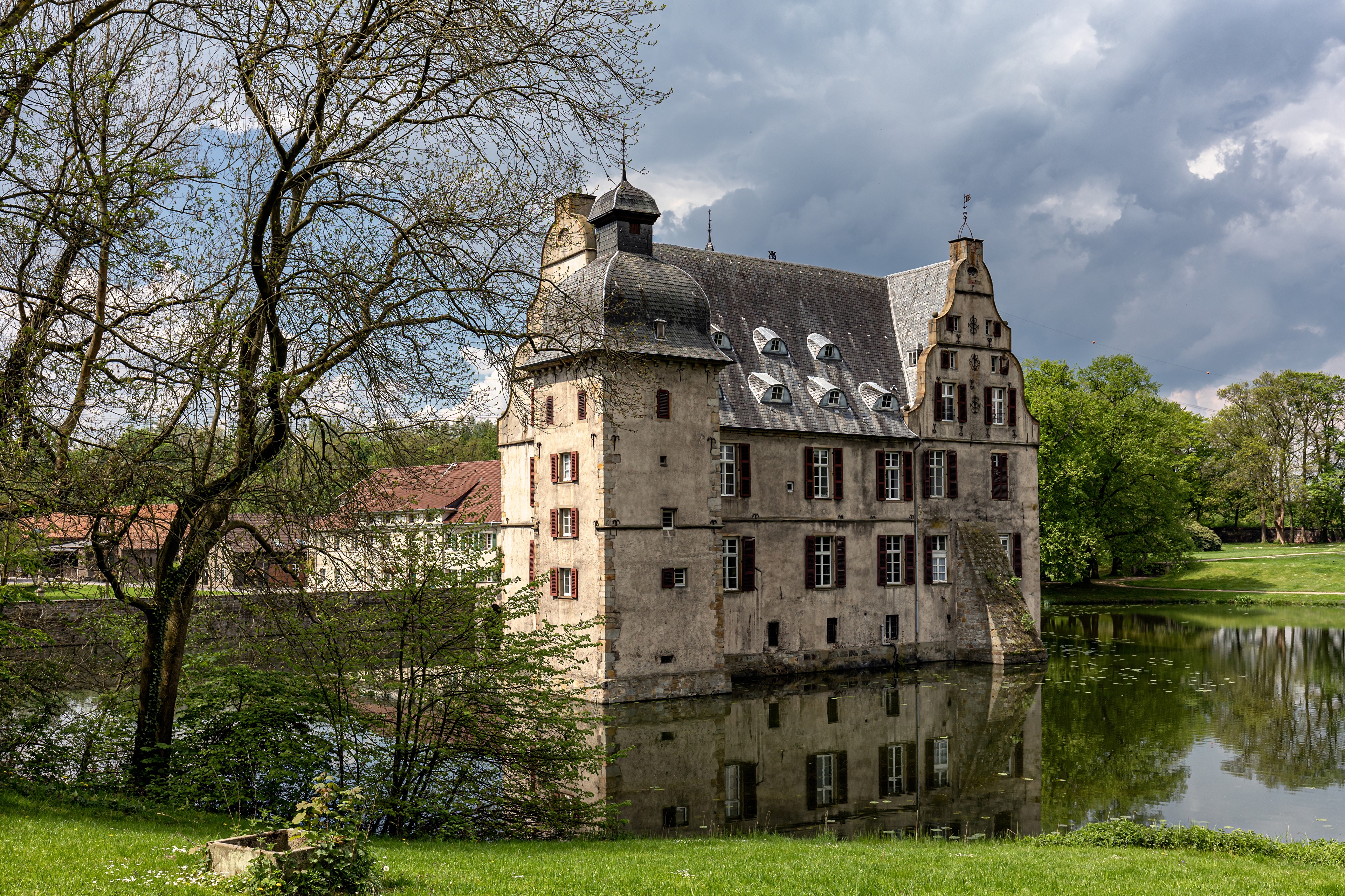 Haus Bodelschwingh Castle with Pond in Germany HD Wallpaper
