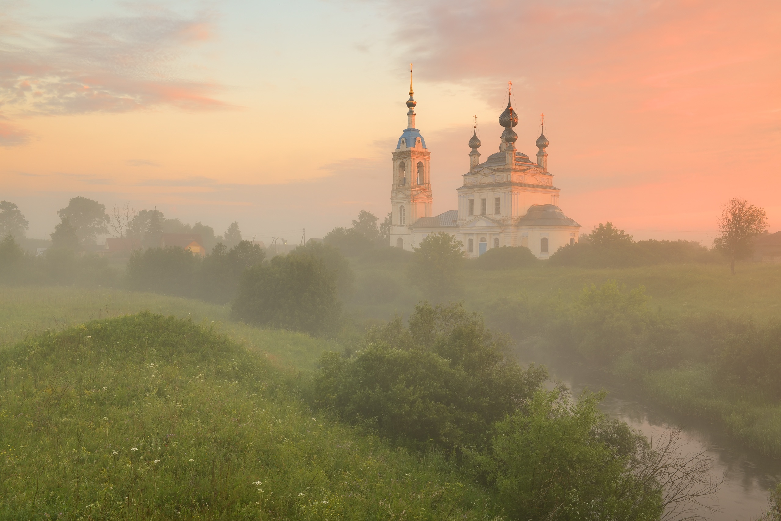 Church of the Most Holy Theotokos in Savinskoye village, Russia HD Wallpaper