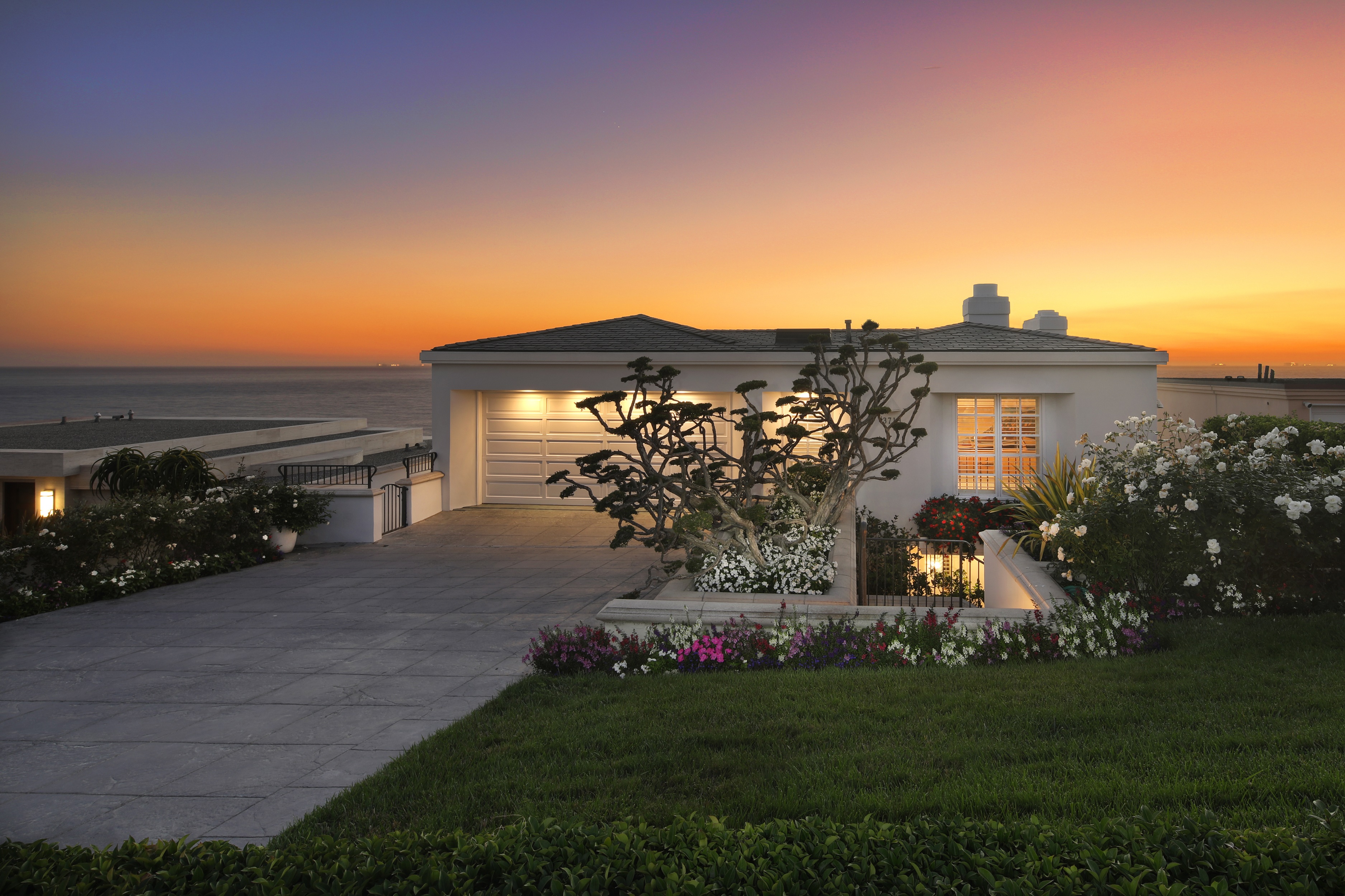 House in Newport Beach, California at Dusk HD Wallpaper