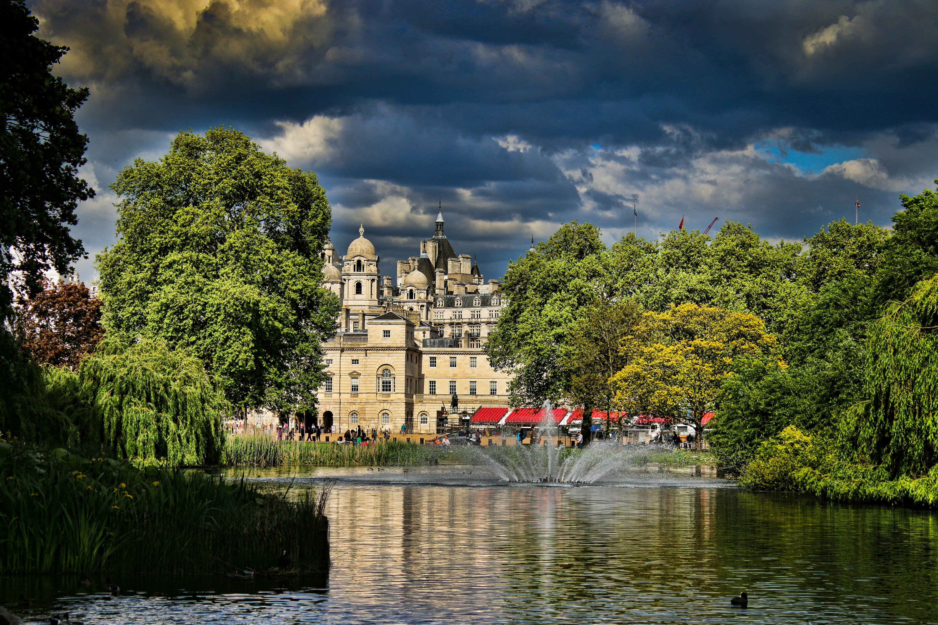 4K Pond with Fountain and Palace in London, England HD Wallpaper