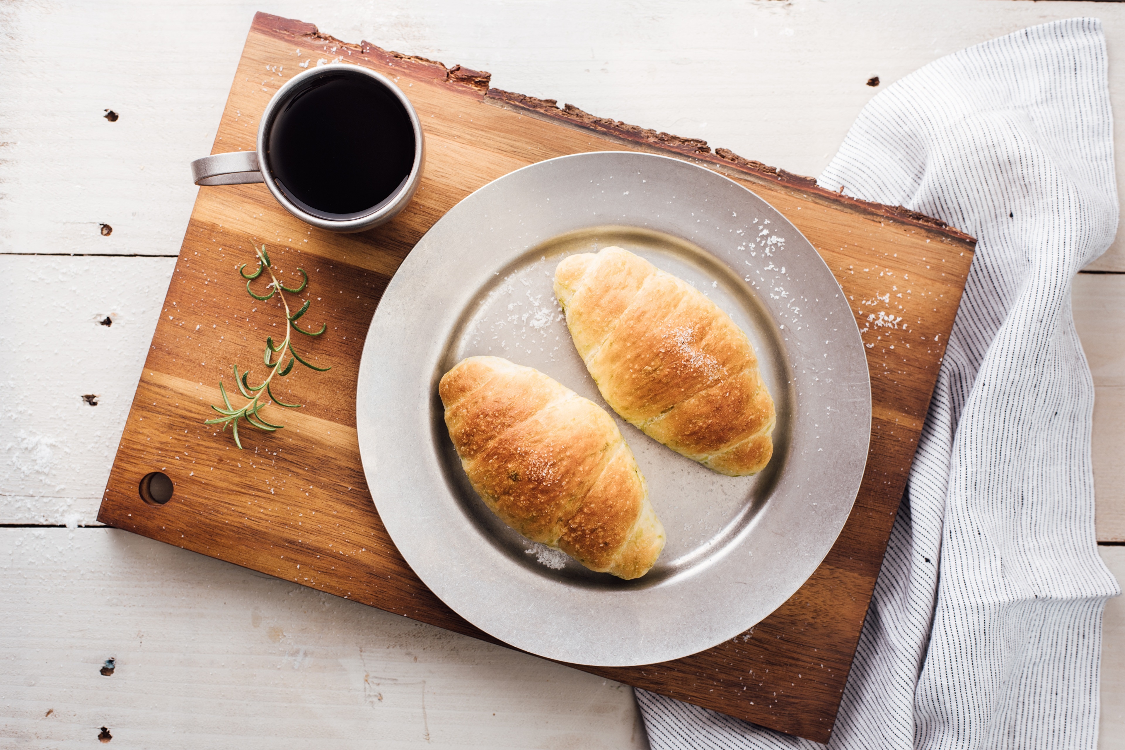 Coffee and croissants on a cutting board HD Wallpaper