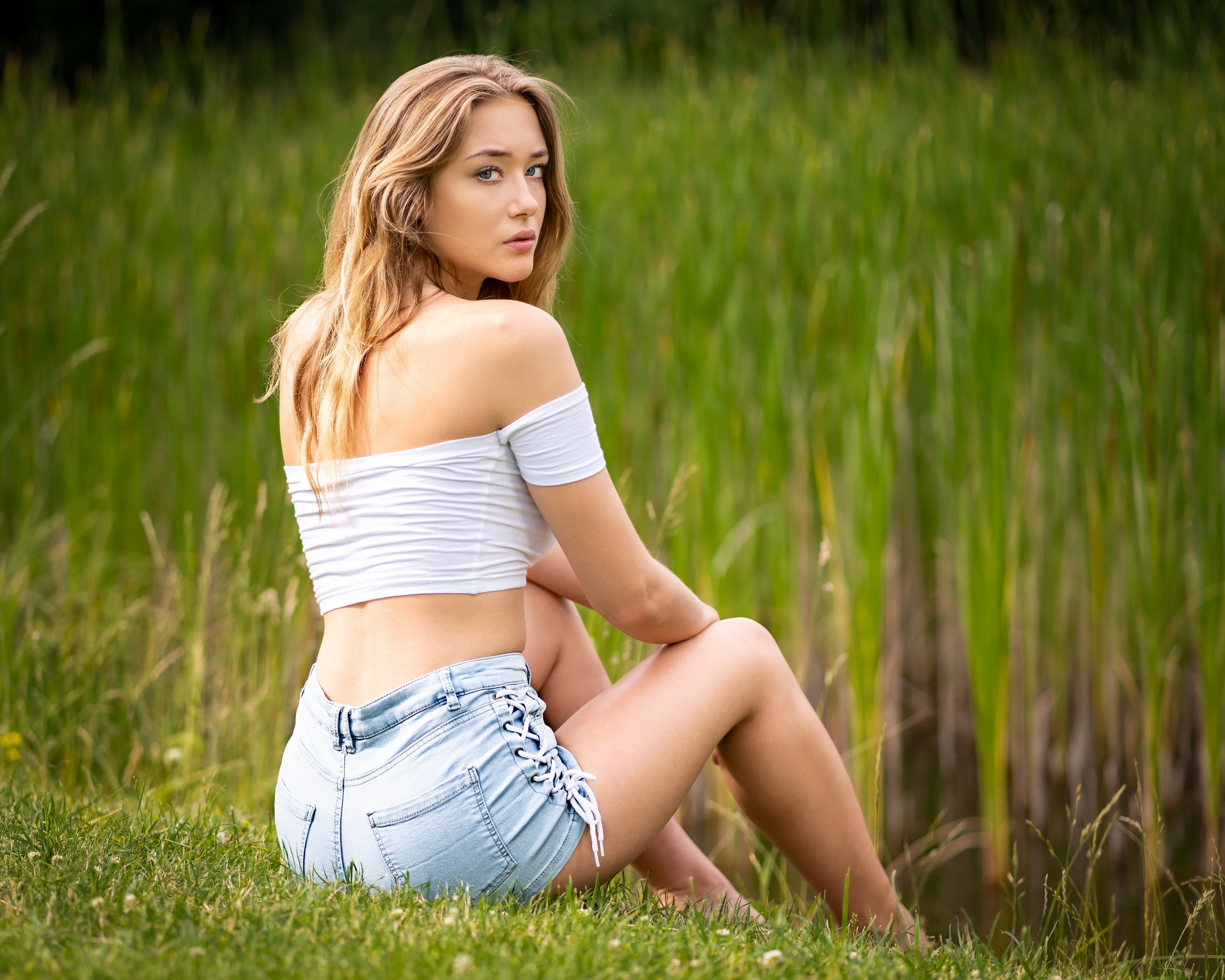 Oliwia Petryna sitting in grass wearing shorts HD Wallpaper