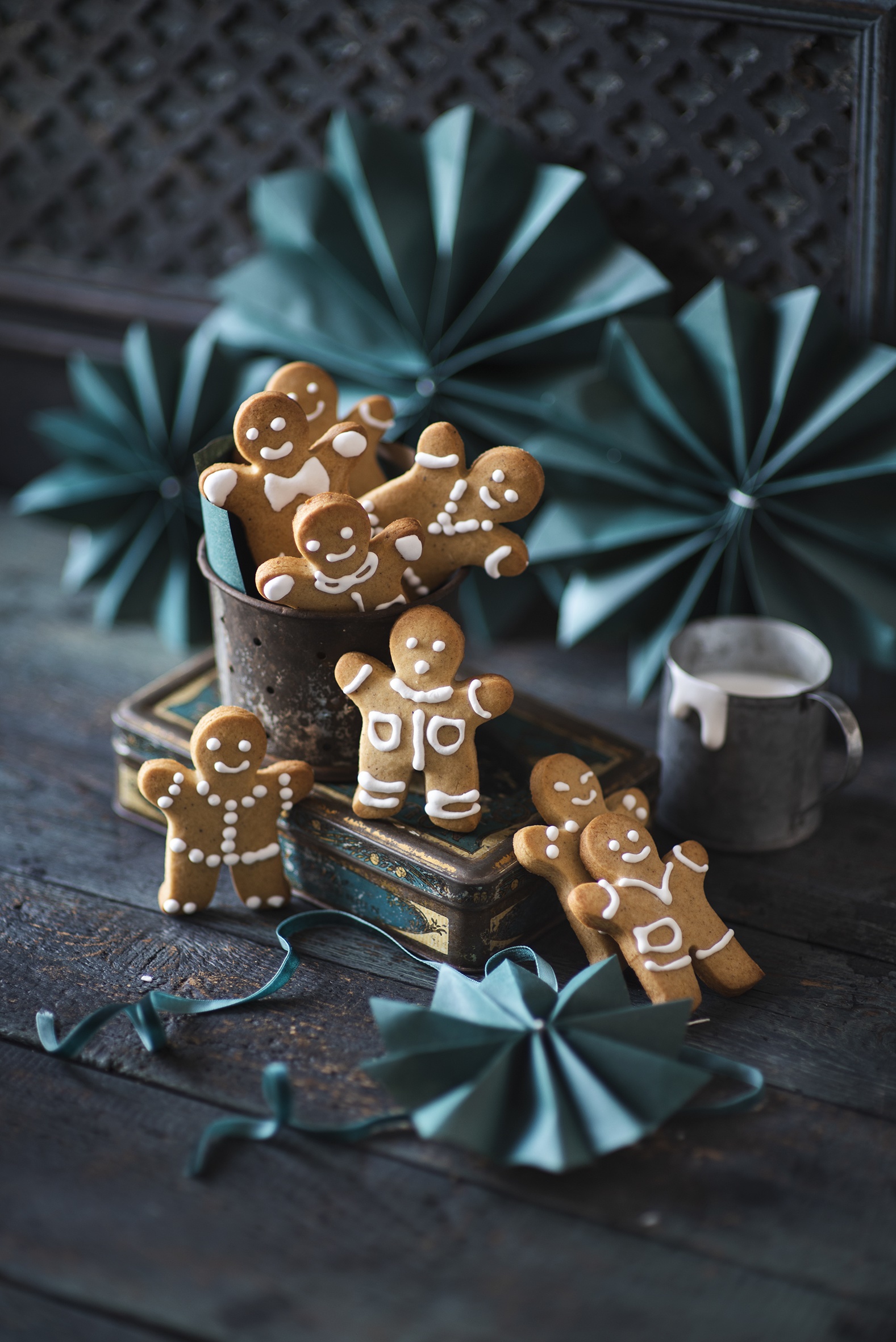 Gingerbread cookies with festive decorations HD Phone Wallpaper