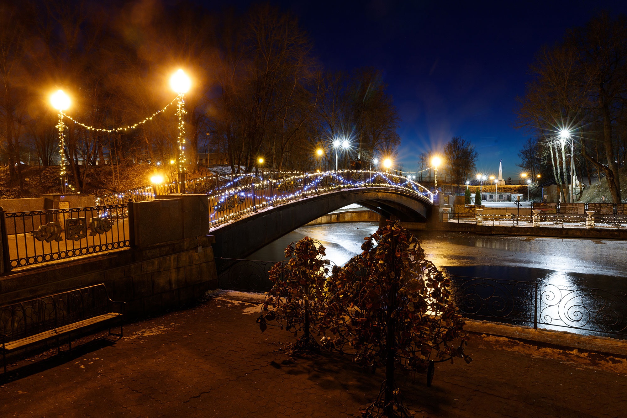 Bridge decorated with fairy lights at night in Smolensk, Russia HD Wallpaper