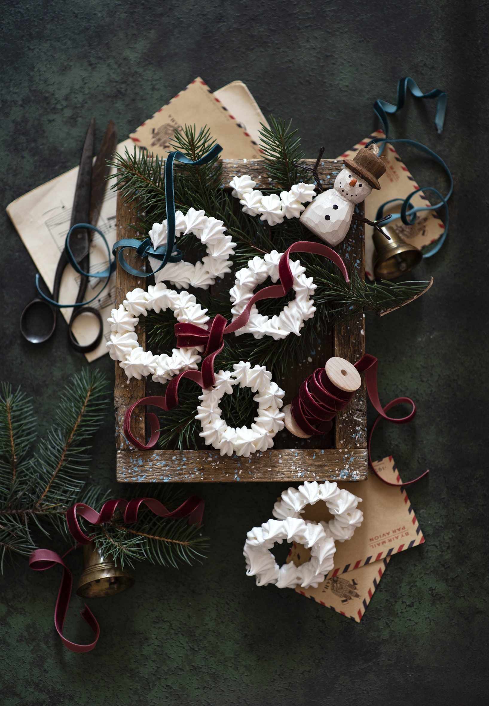 Christmas meringue wreaths with ribbons and snowman ornament HD Phone Wallpaper