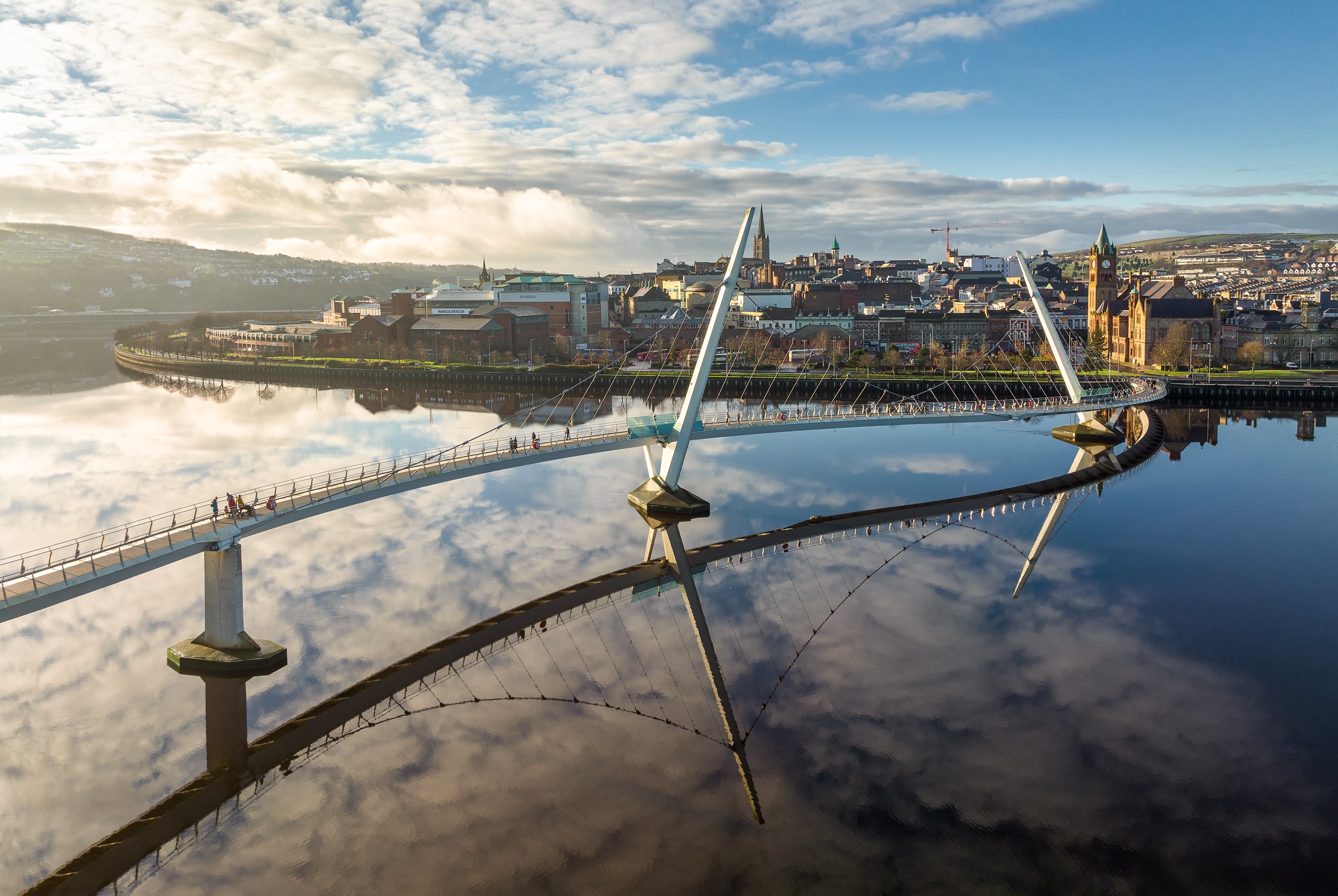 Peace Bridge over River Foyle in Londonderry, Northern Ireland HD Wallpaper