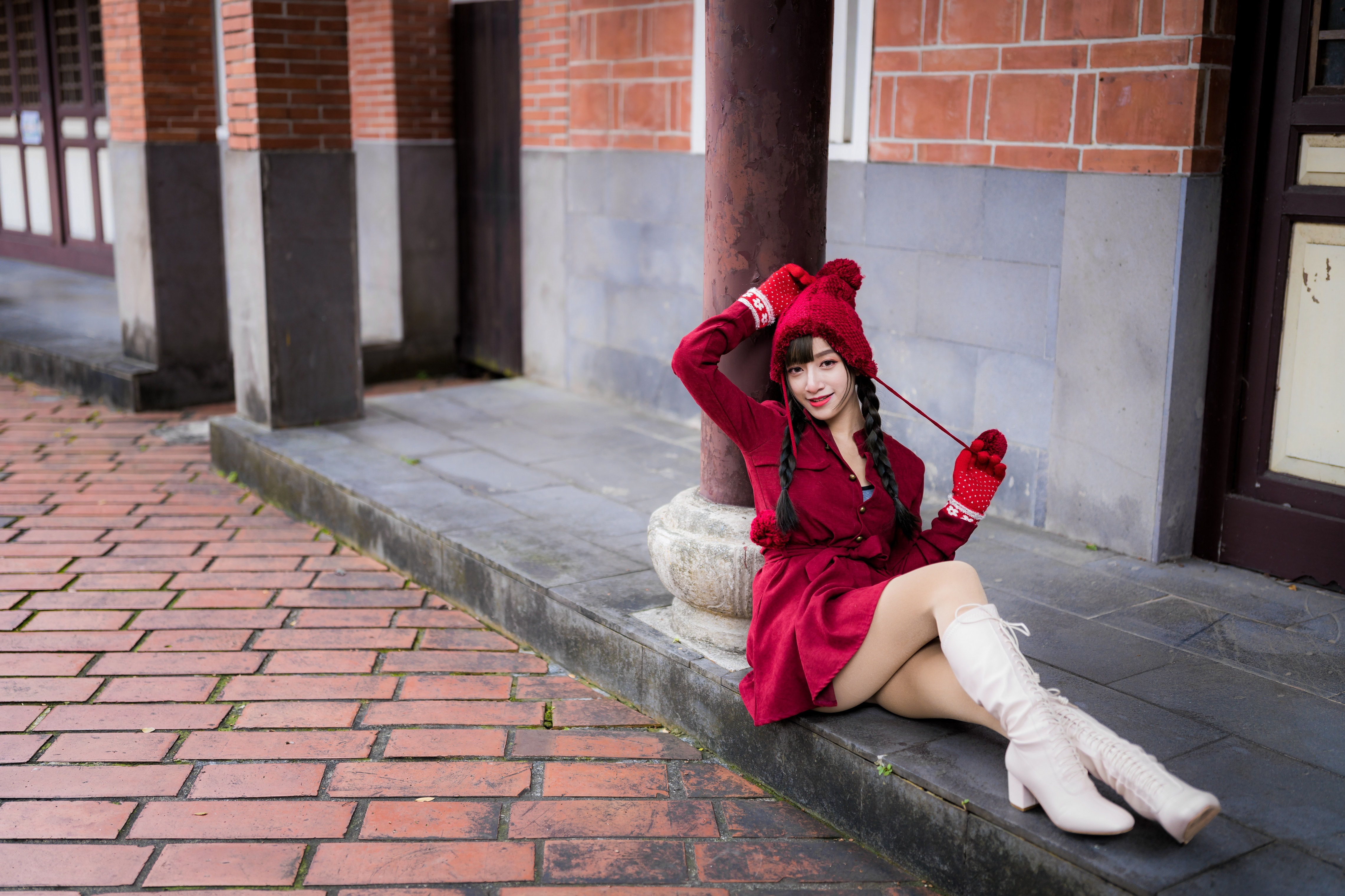 Brunette girl wearing winter hat and gloves HD Wallpaper
