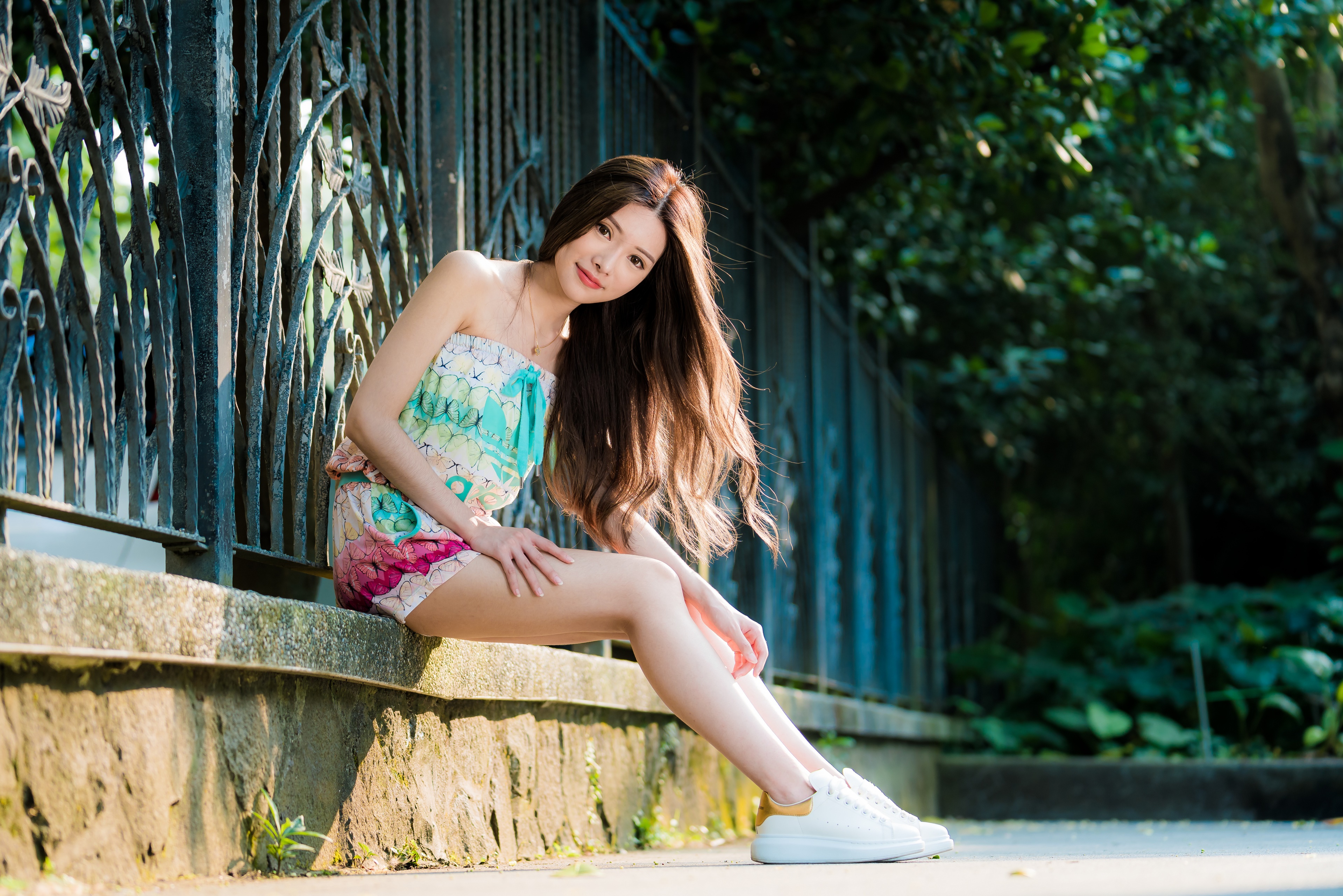 Asian woman sitting by a fence HD Wallpaper