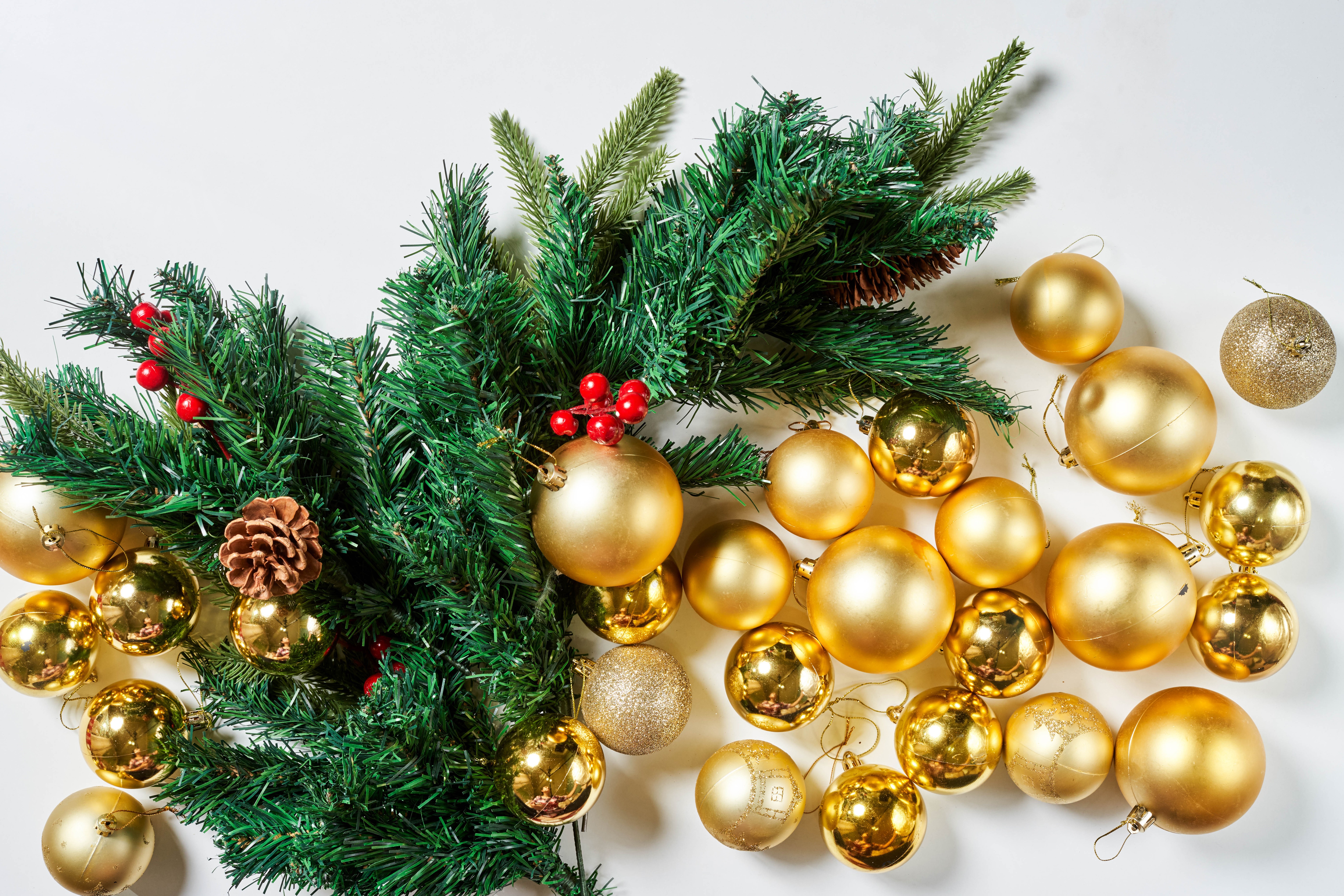 Christmas pine branches with golden ornaments HD Wallpaper