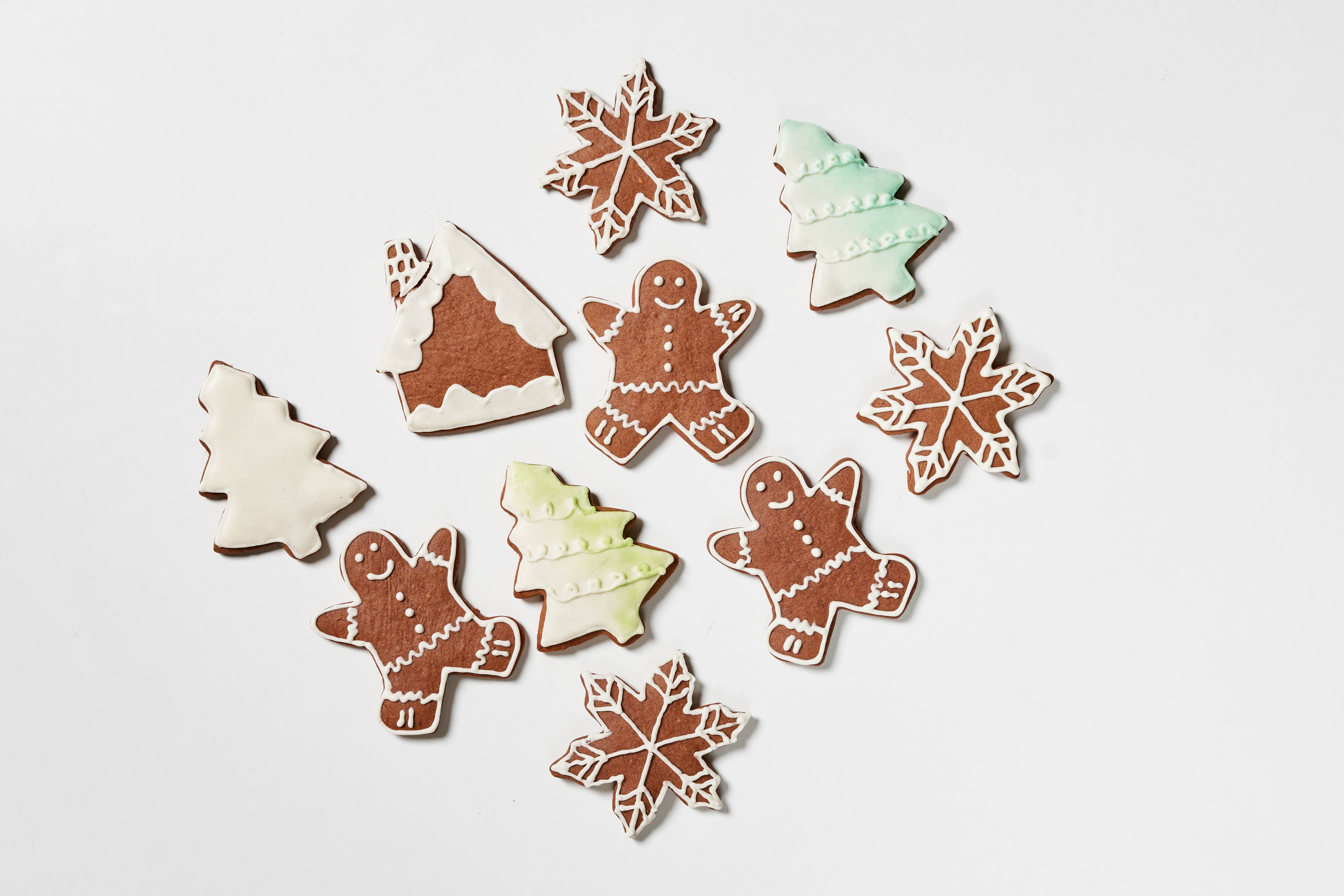 Christmas gingerbread cookies on a white background HD Wallpaper