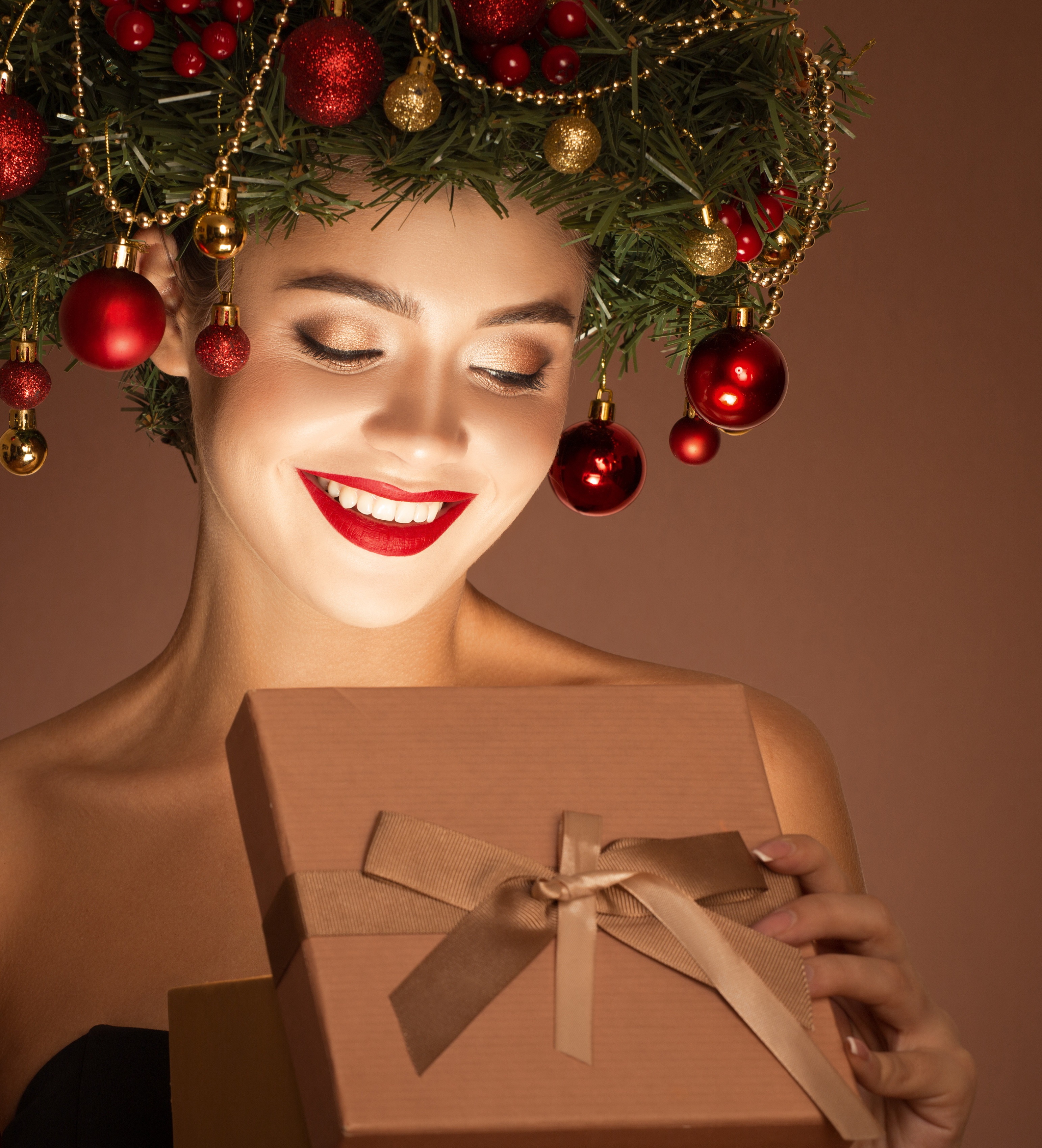 Woman with Christmas wreath and gift HD Wallpaper