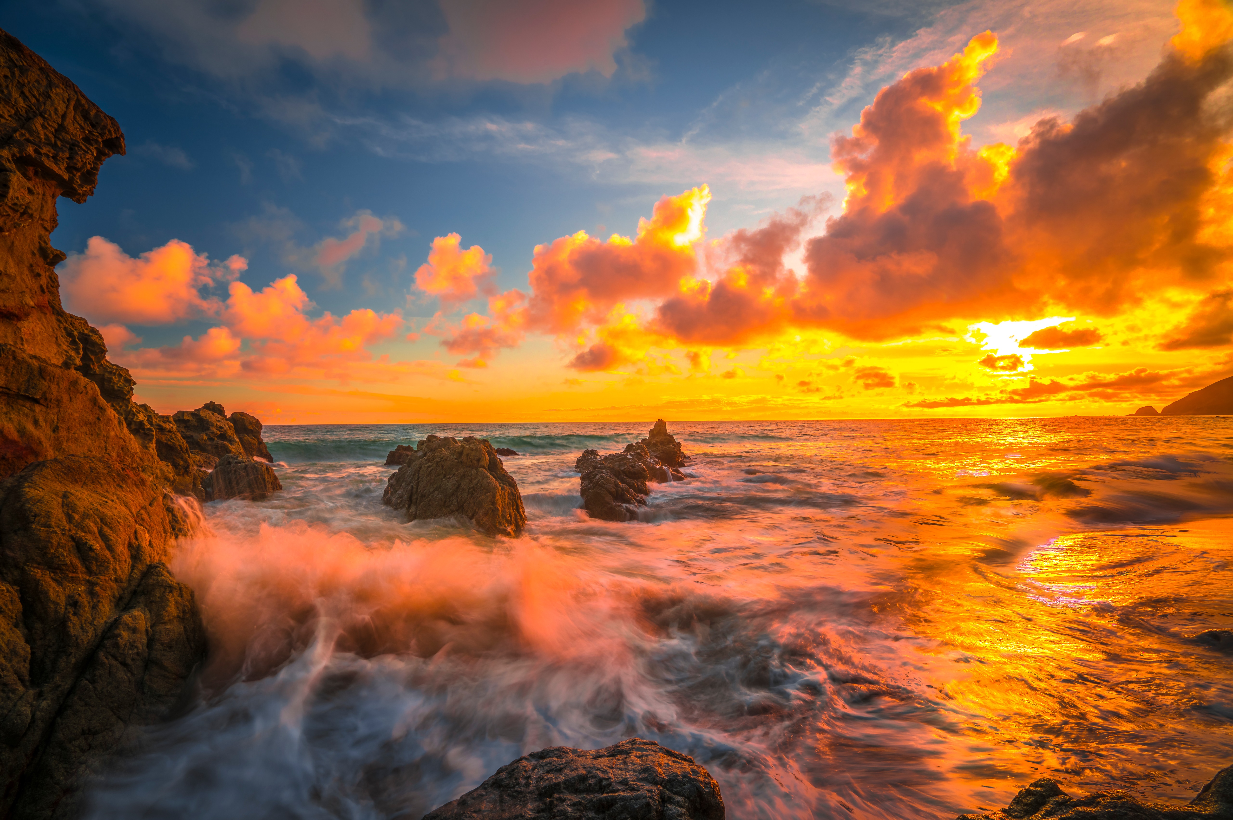 Sunset over the ocean with rocky coast in California HD Wallpaper