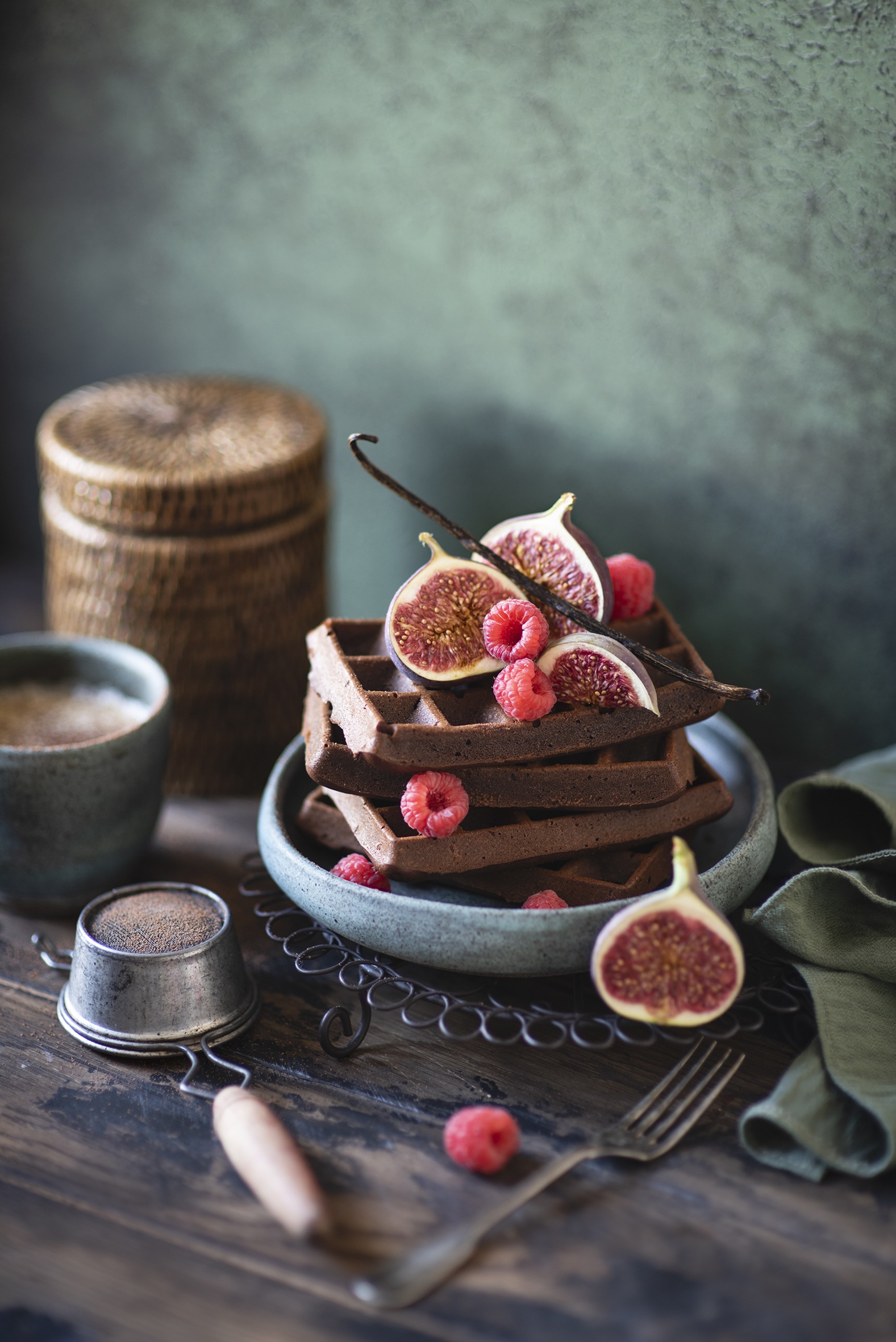 Chocolate waffles with figs and raspberries HD Phone Wallpaper