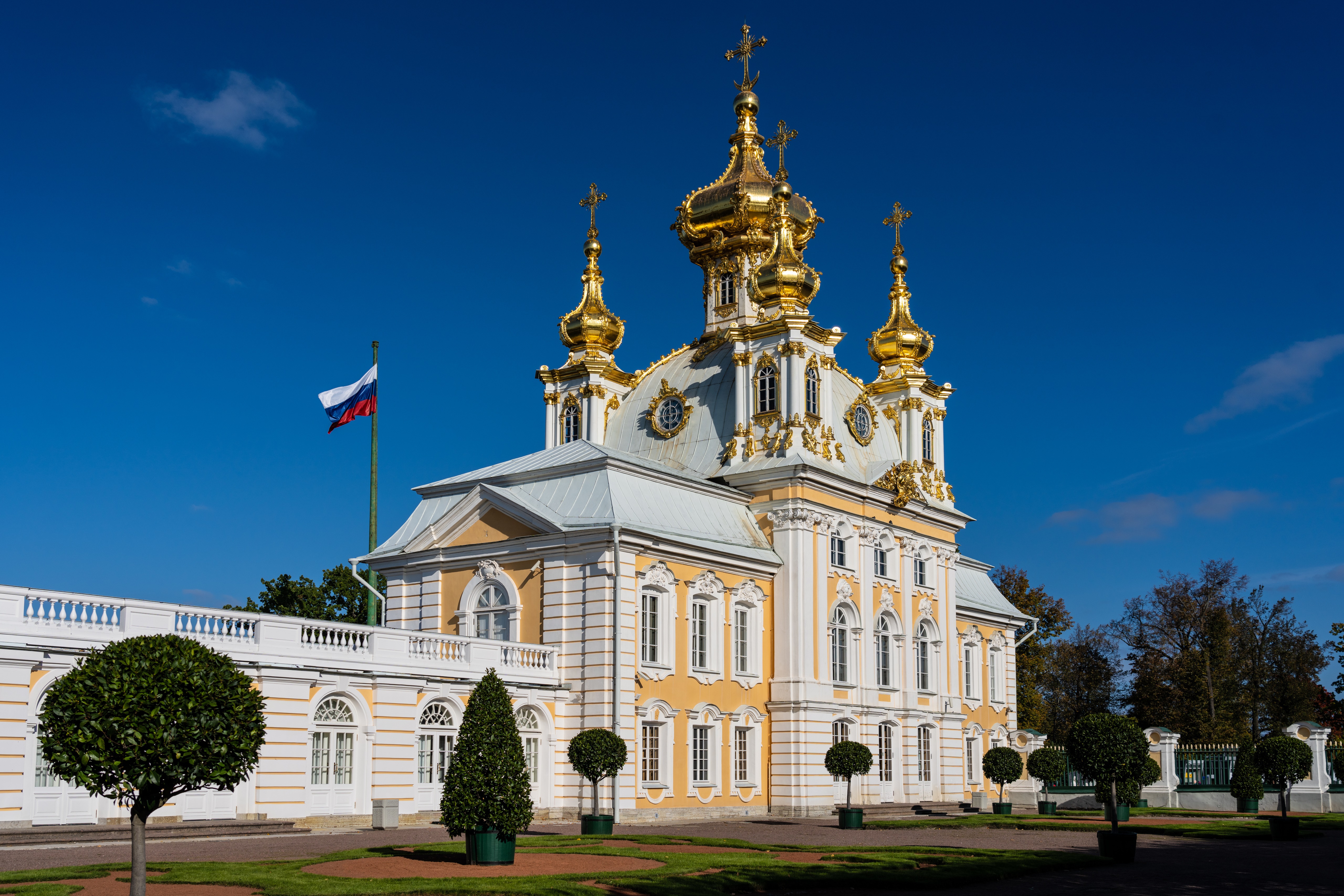 Petergof Palace Church with Russian Flag HD Wallpaper