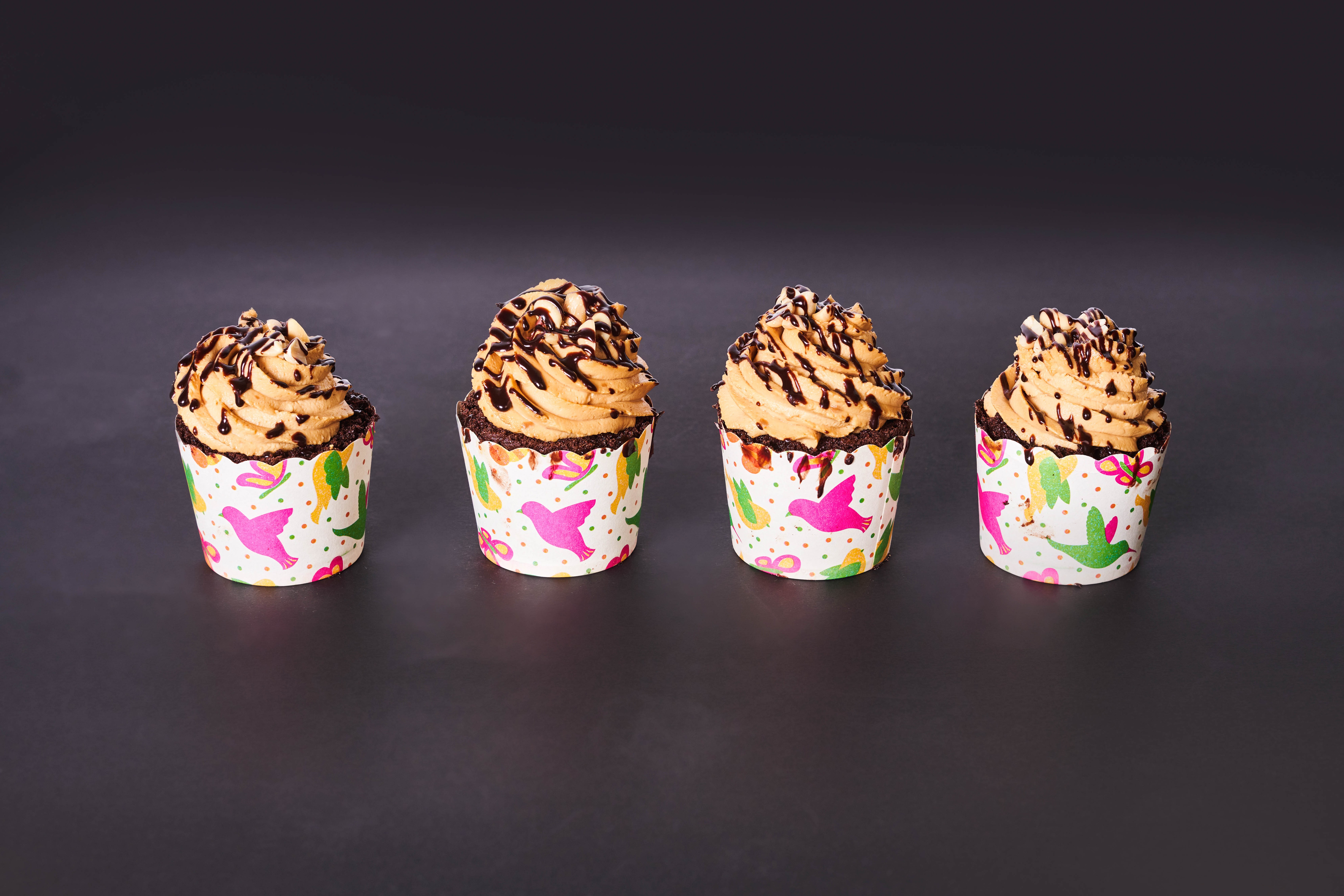 Four chocolate cupcakes with peanut butter frosting HD Wallpaper