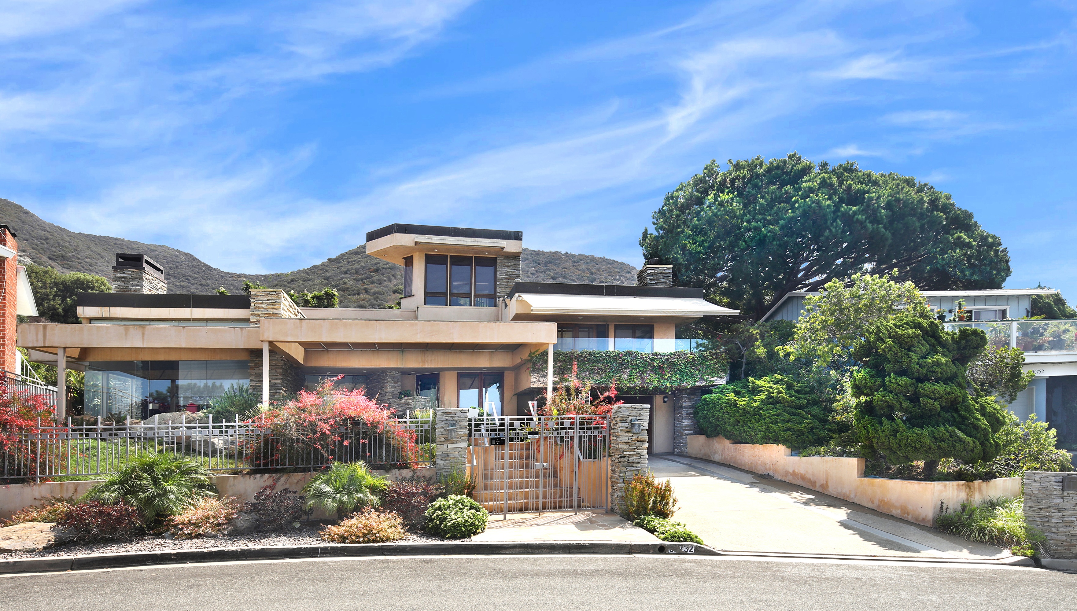 Modern Mansion with Stone Accents in Laguna Beach, California HD Wallpaper