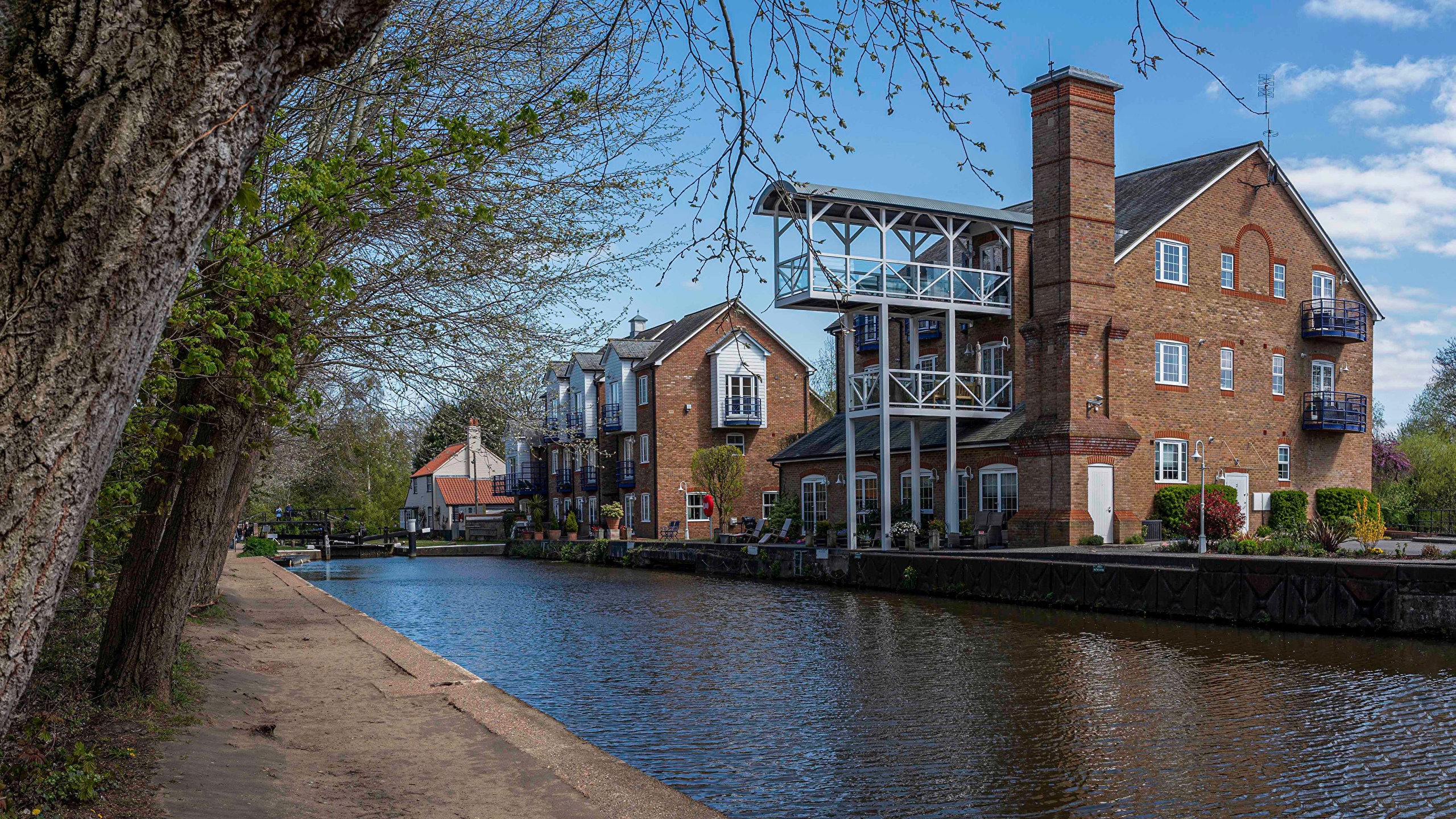 Brick buildings along a canal in Weybridge, England HD Wallpaper