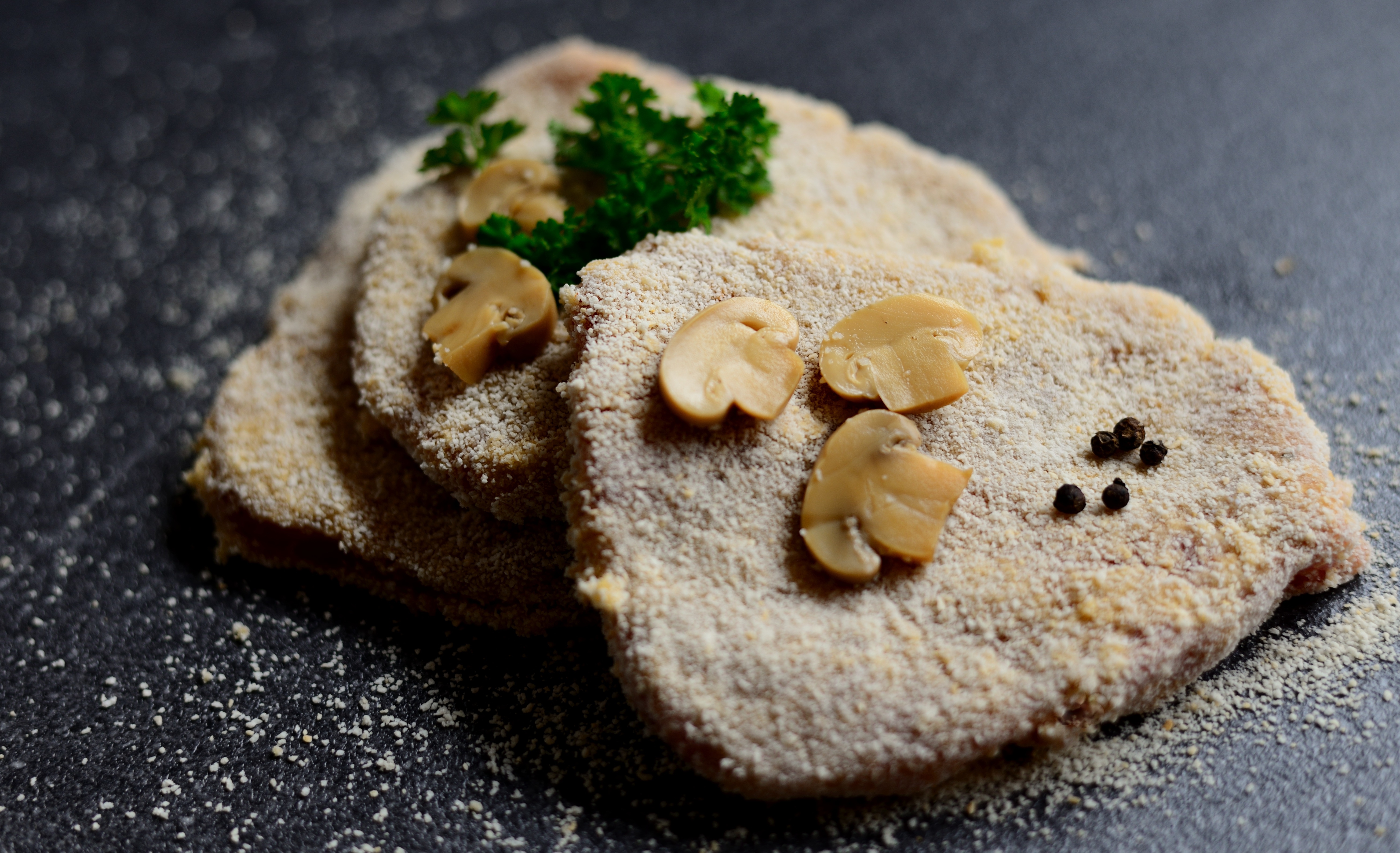 Schnitzel with mushrooms and black pepper HD Wallpaper