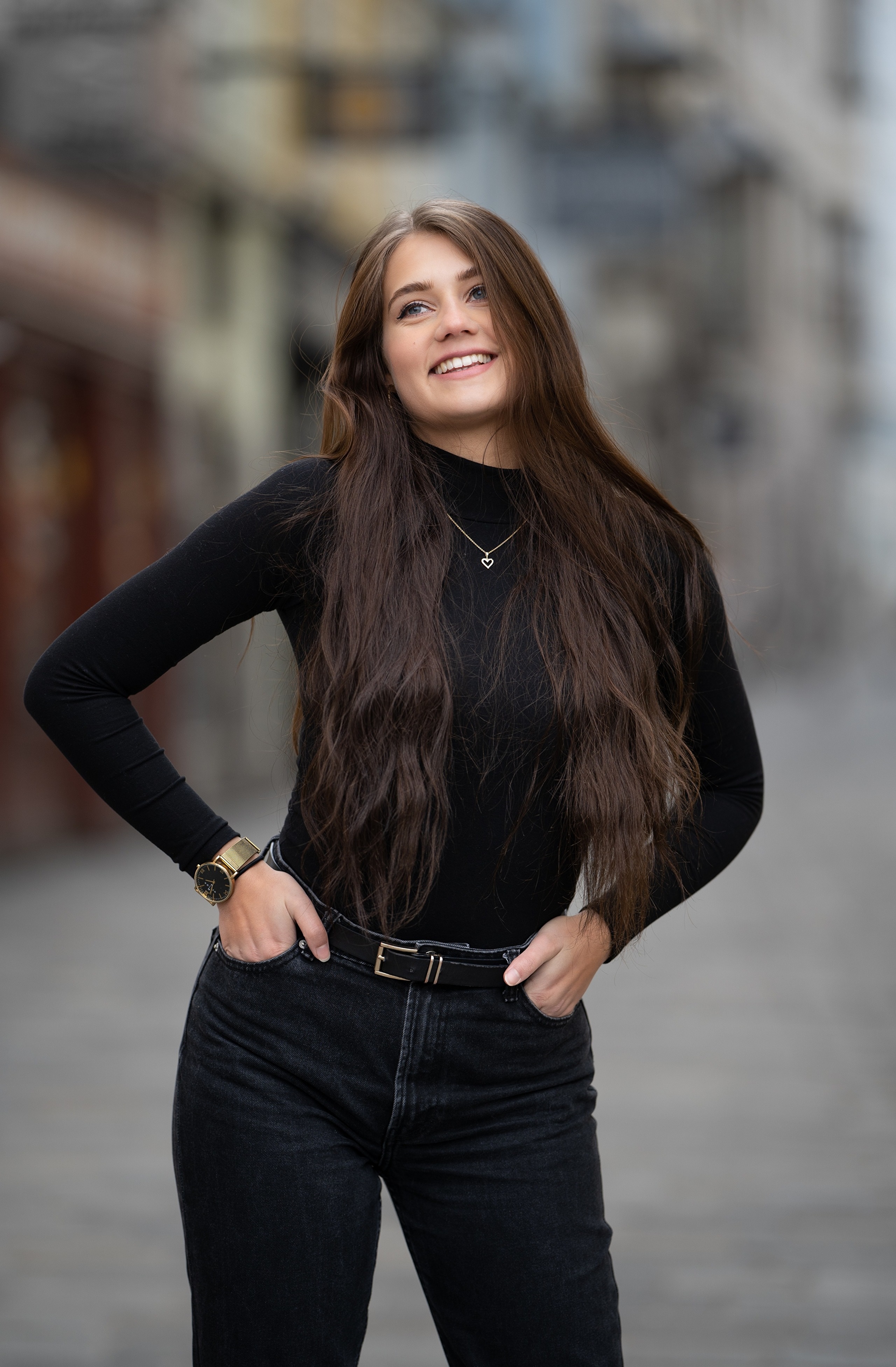 Anna with Brown Hair Smiling HD Phone Wallpaper