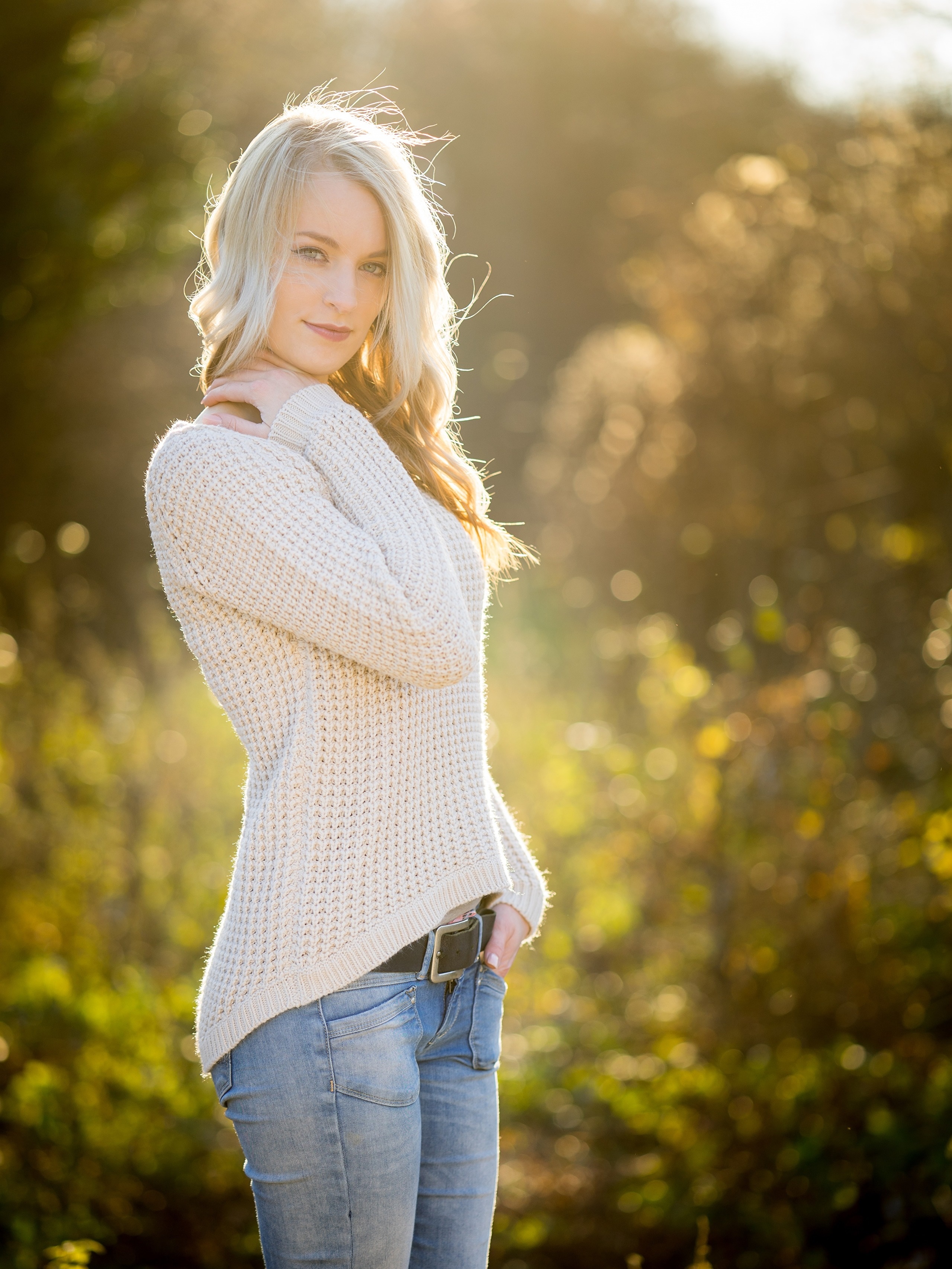 Blonde woman wearing a sweater and jeans HD Phone Wallpaper