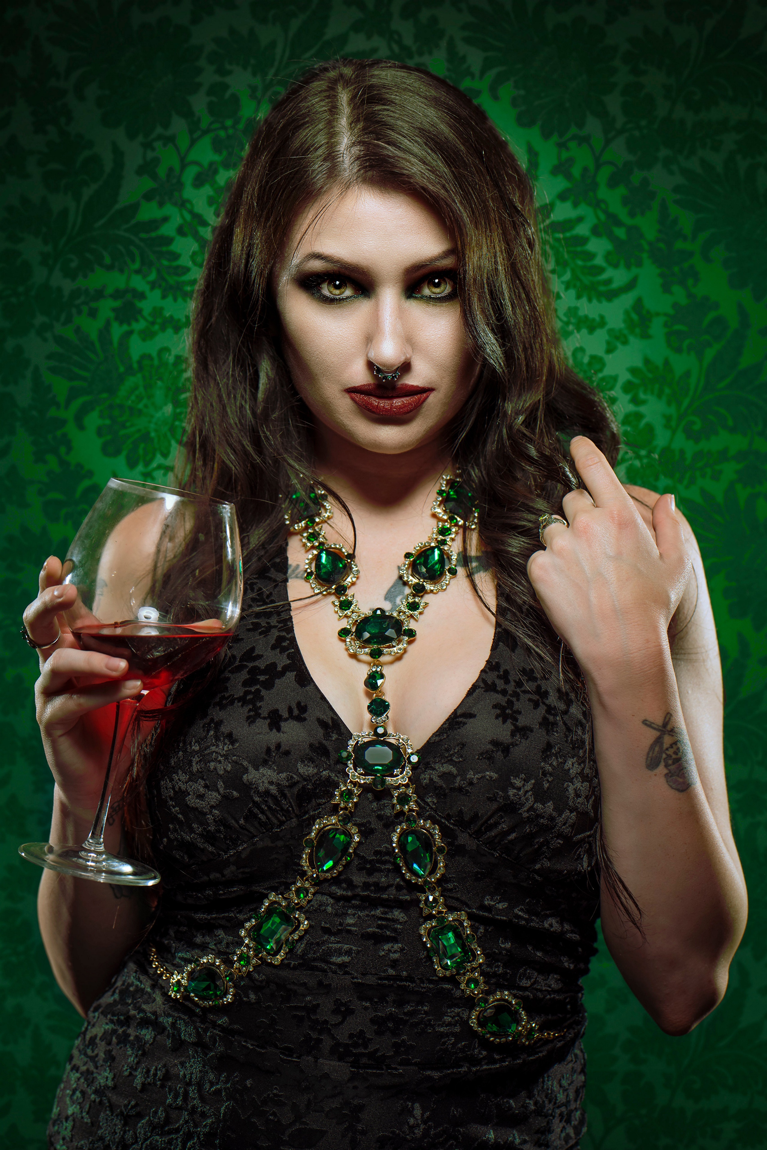 Woman with wine and emerald necklace HD Phone Wallpaper