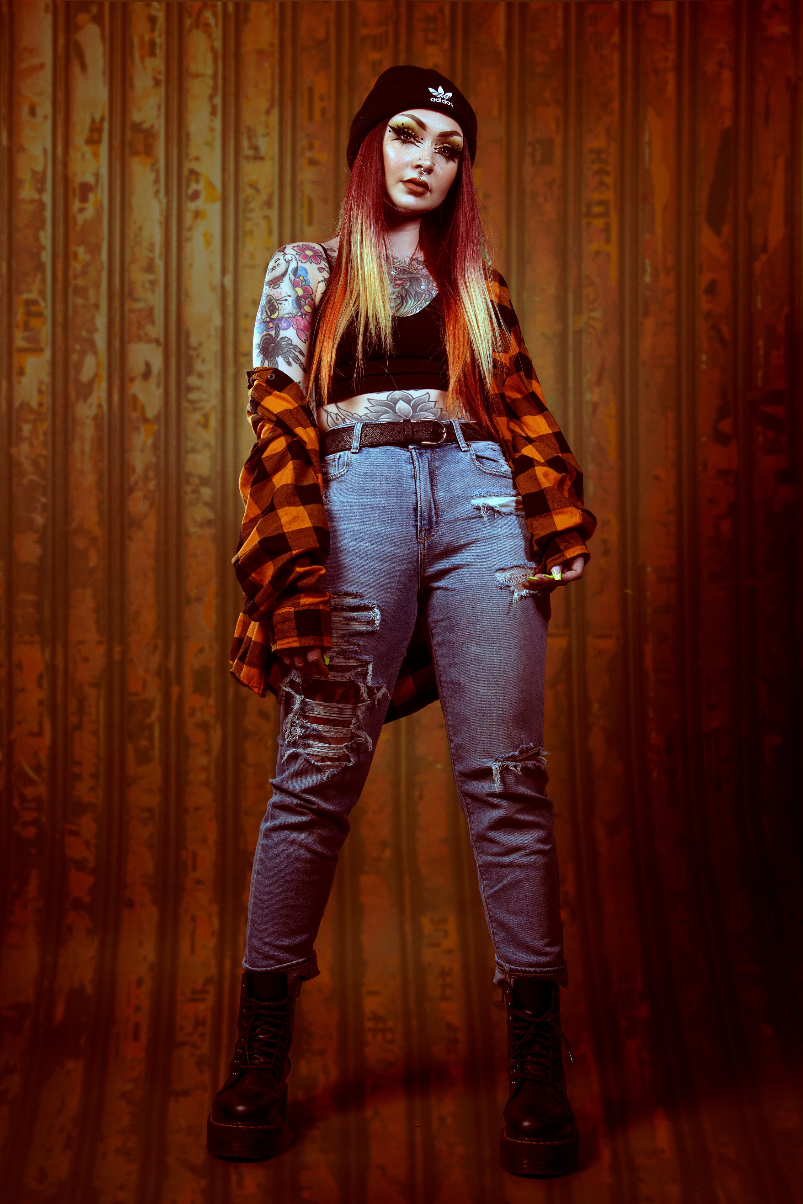 Woman with tattoos wearing jeans and a beanie HD Phone Wallpaper