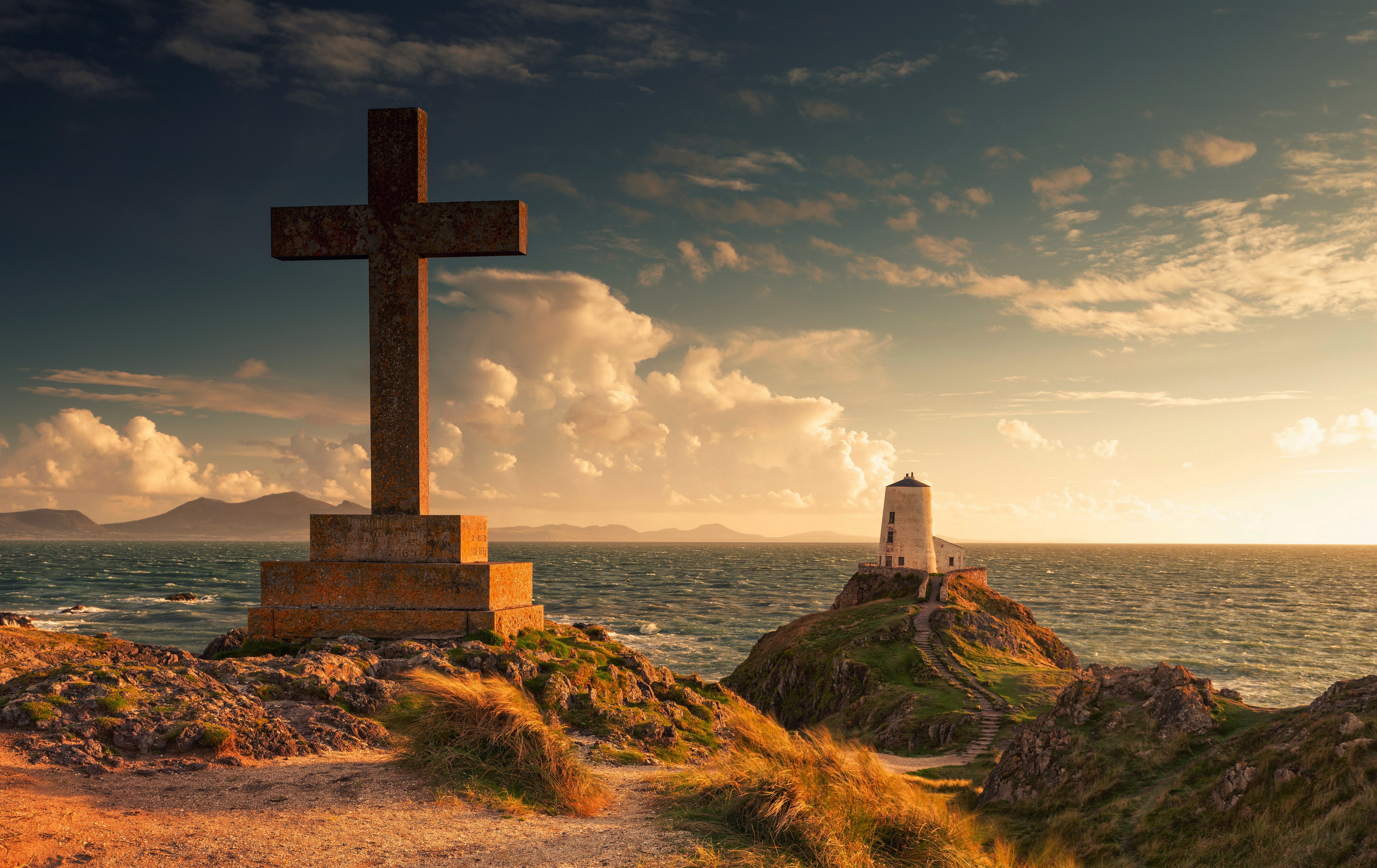 Cross and Lighthouse on Llanddwyn Island, Wales HD Wallpaper