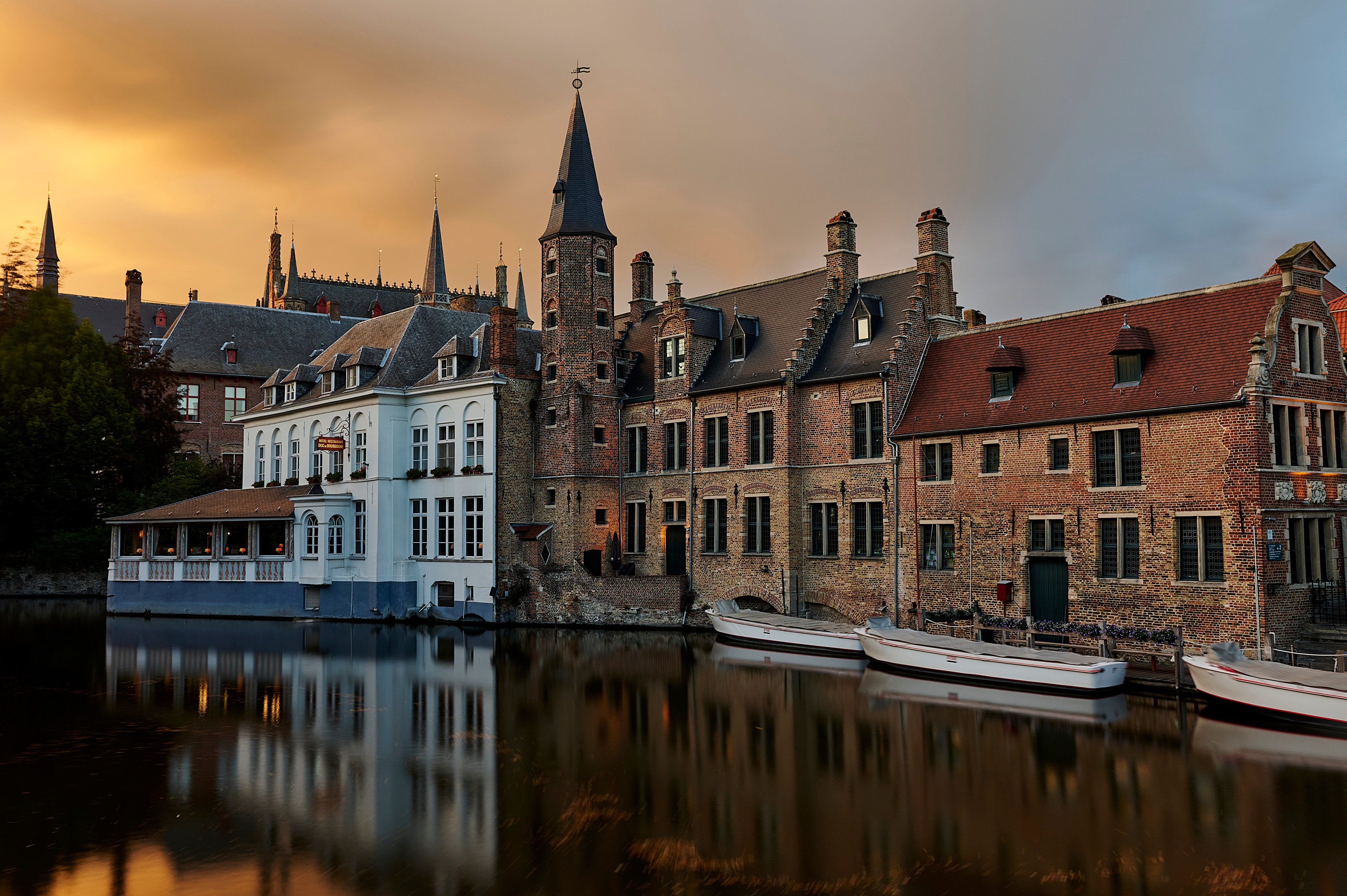 Bruges Canal with Historic Houses and Boats HD Wallpaper