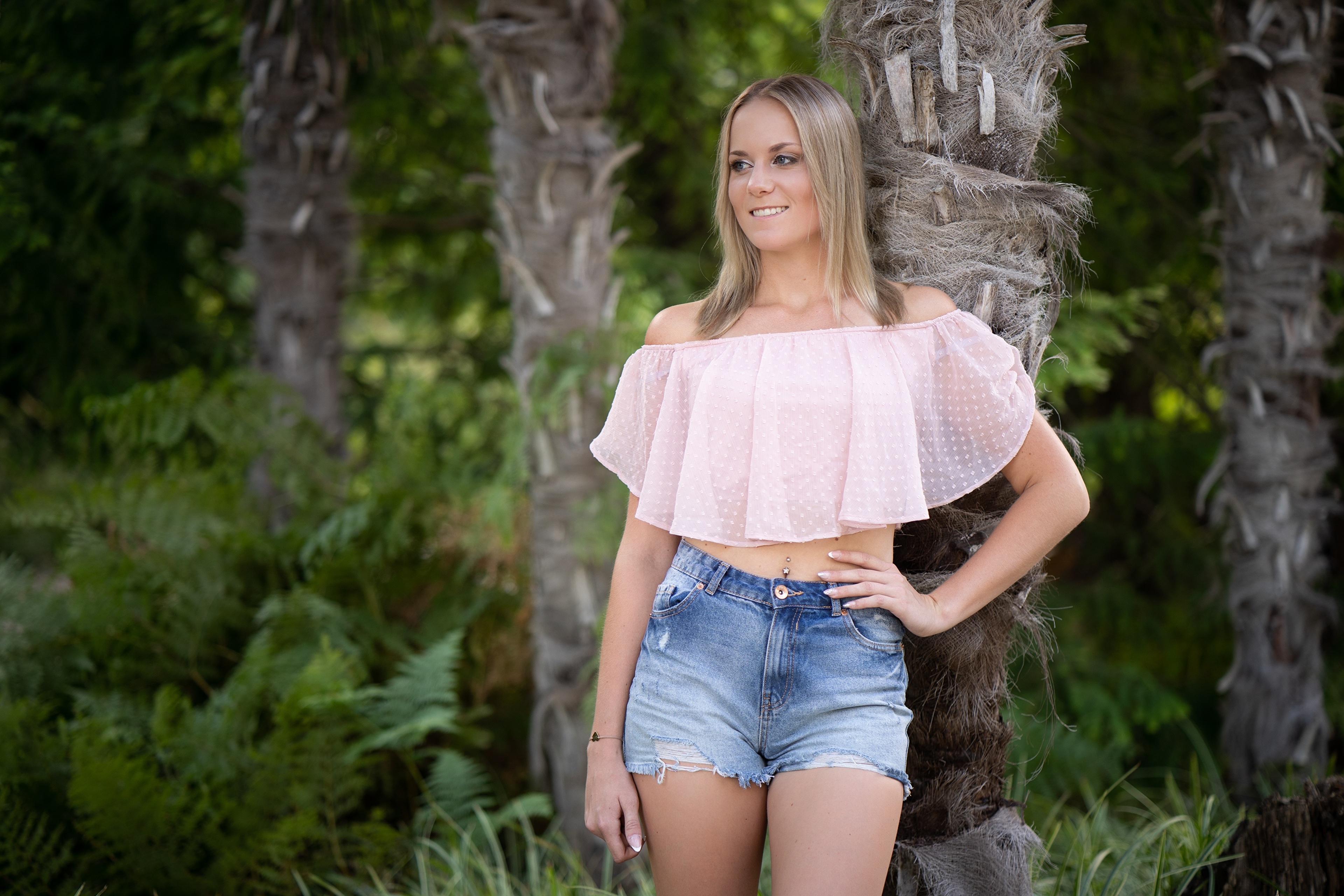 Blonde girl in shorts and crop top HD Wallpaper