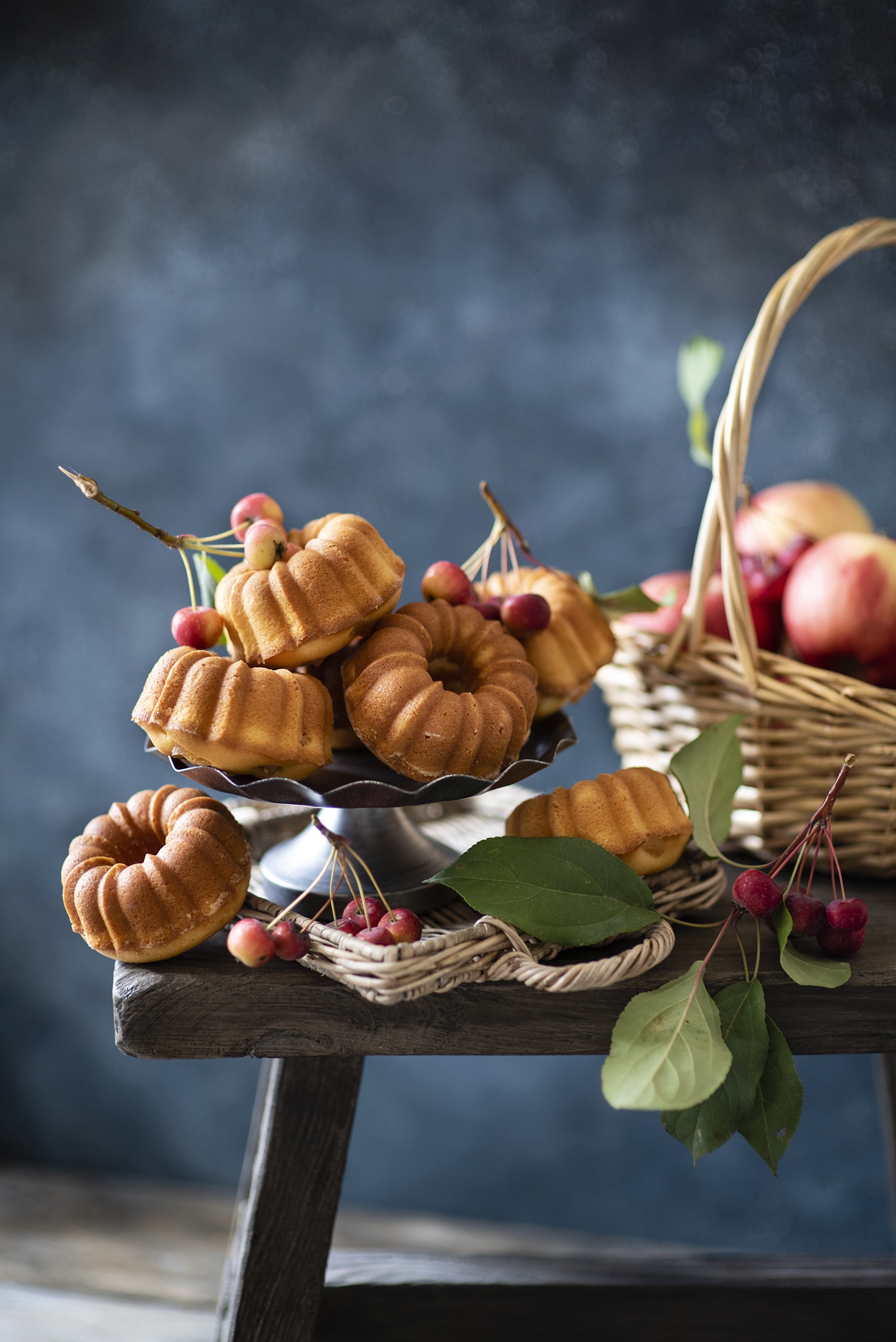 Bundt cakes with crabapples on a wooden table HD Phone Wallpaper
