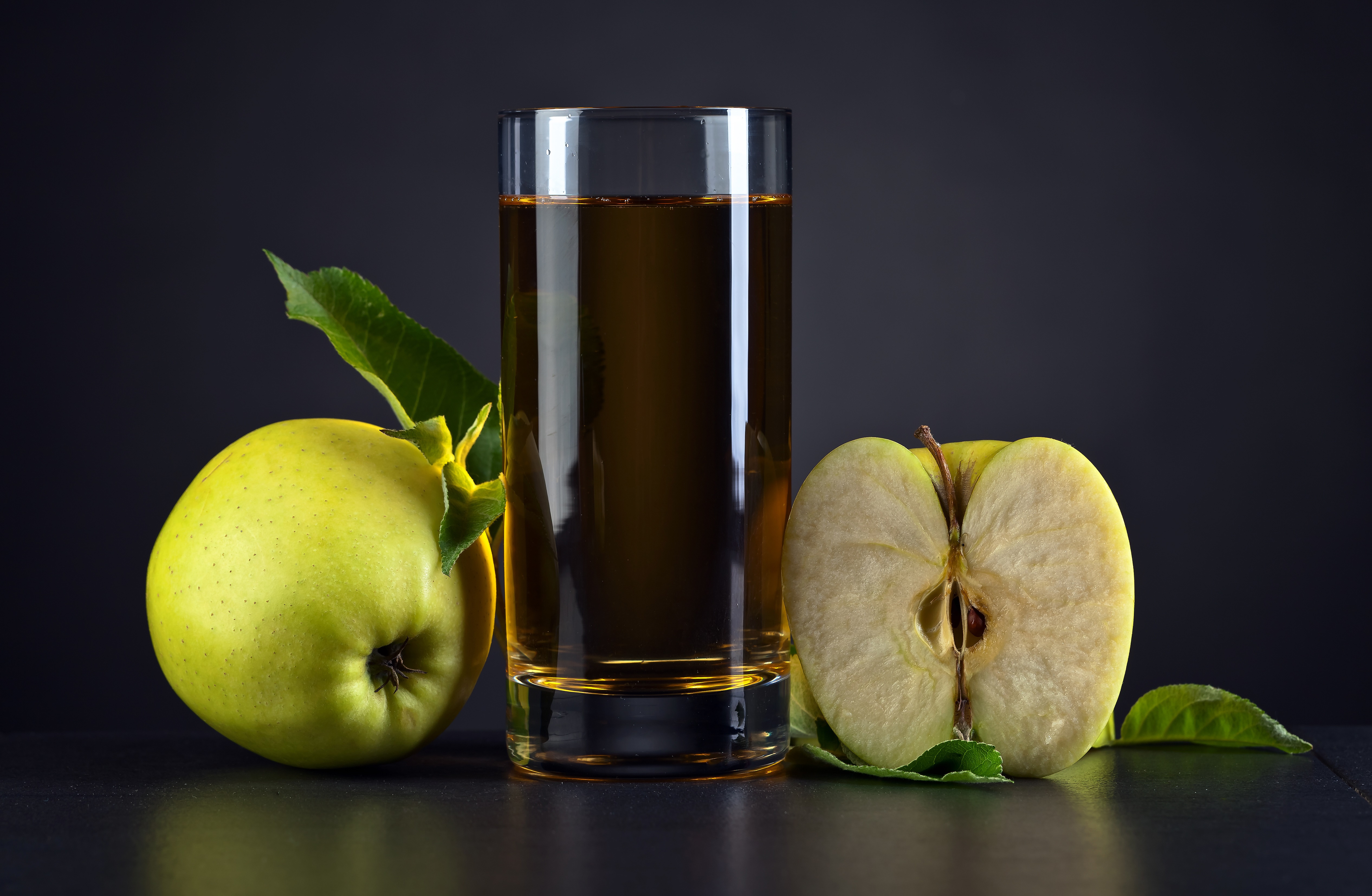 Apple juice in a highball glass with apples HD Wallpaper