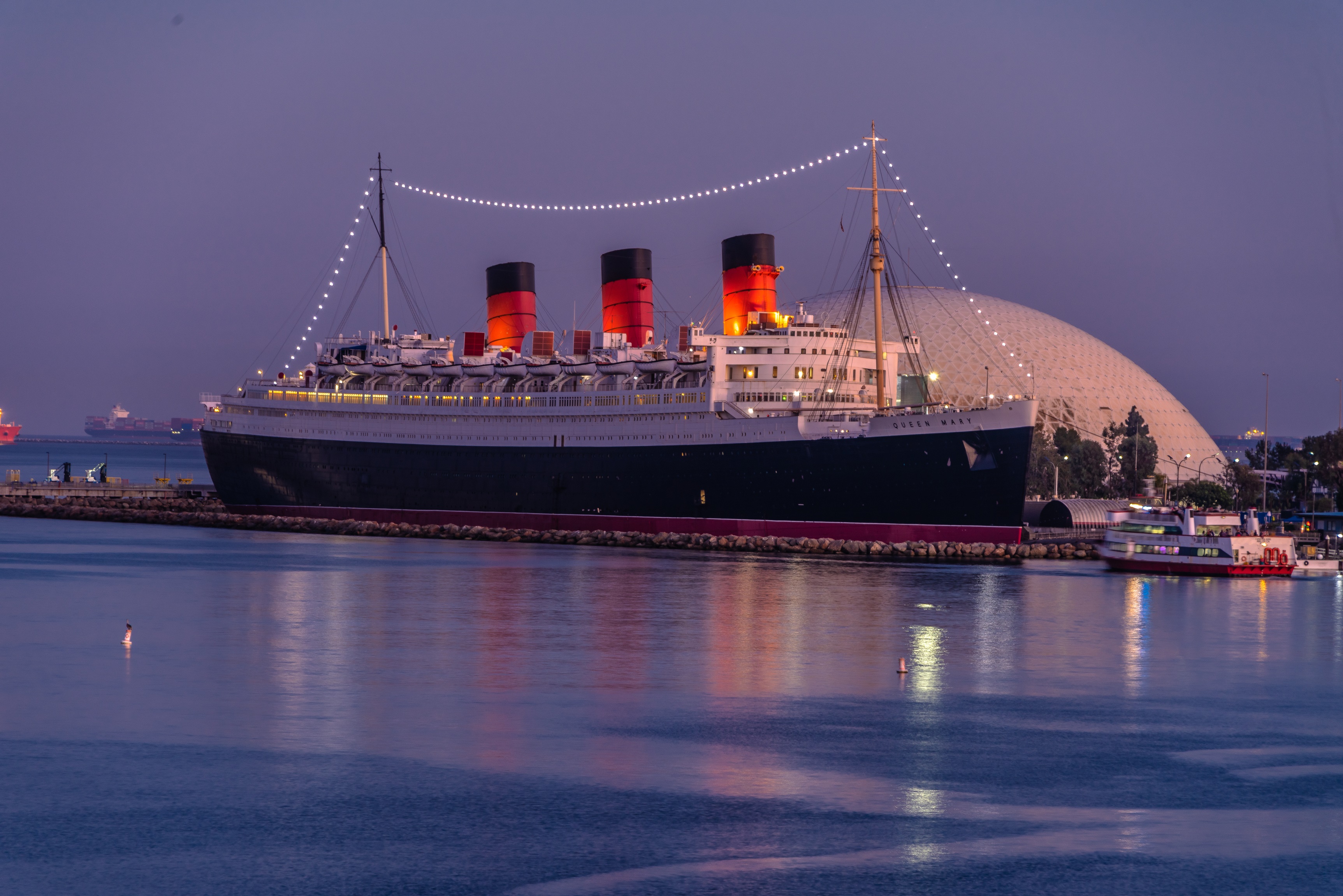 The Queen Mary ship docked in Long Beach, California at dusk HD Wallpaper