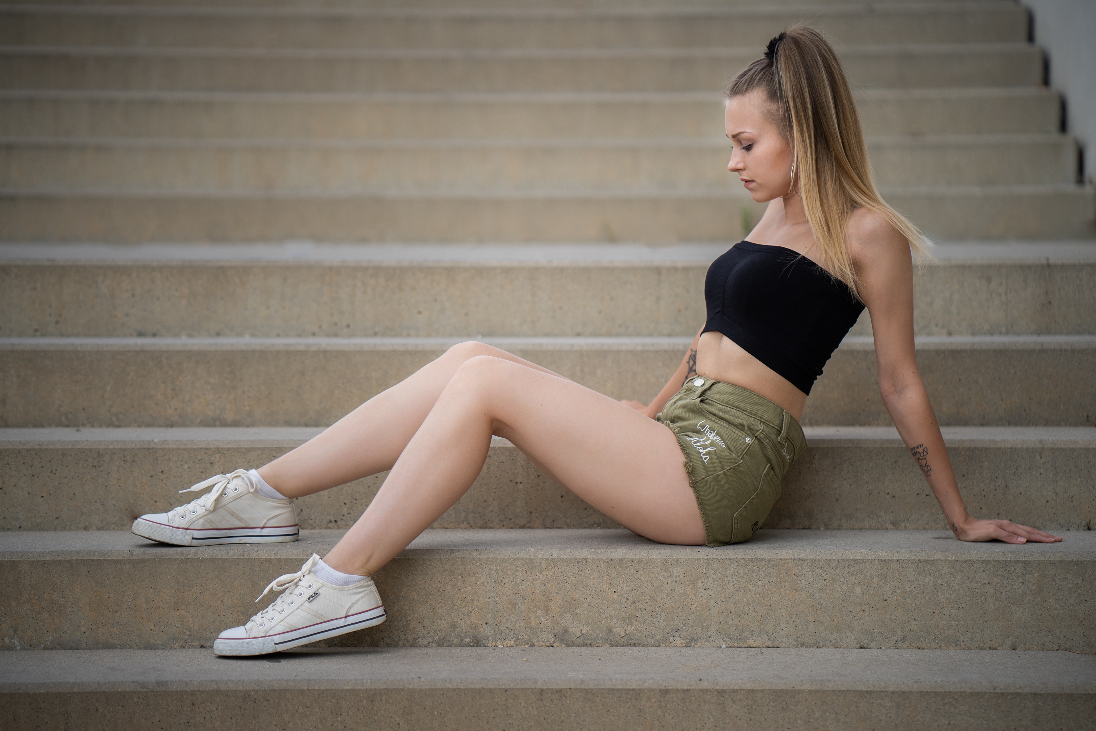 Sara sitting on stairs HD Wallpaper