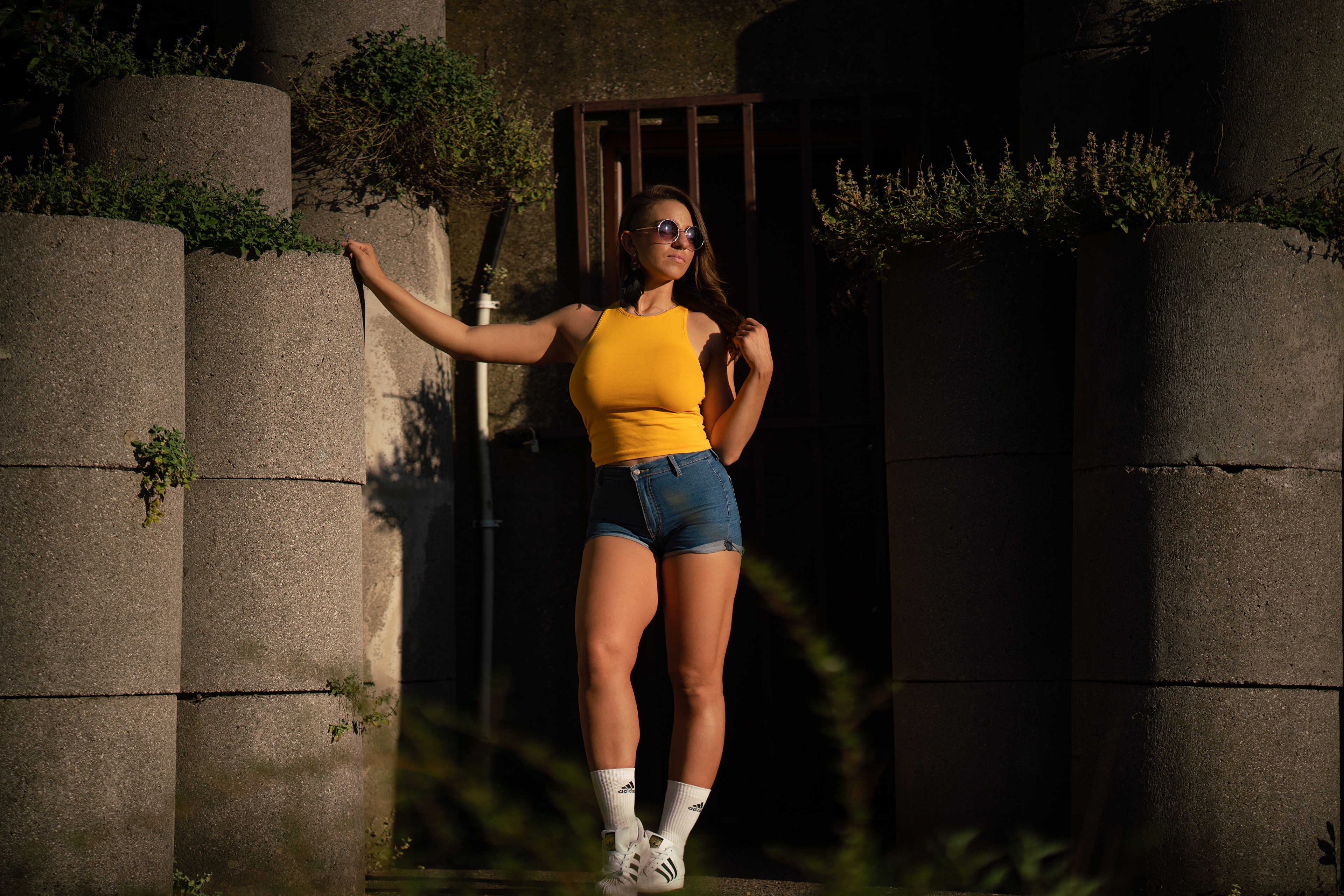 Flor Maria in yellow top and denim shorts HD Wallpaper