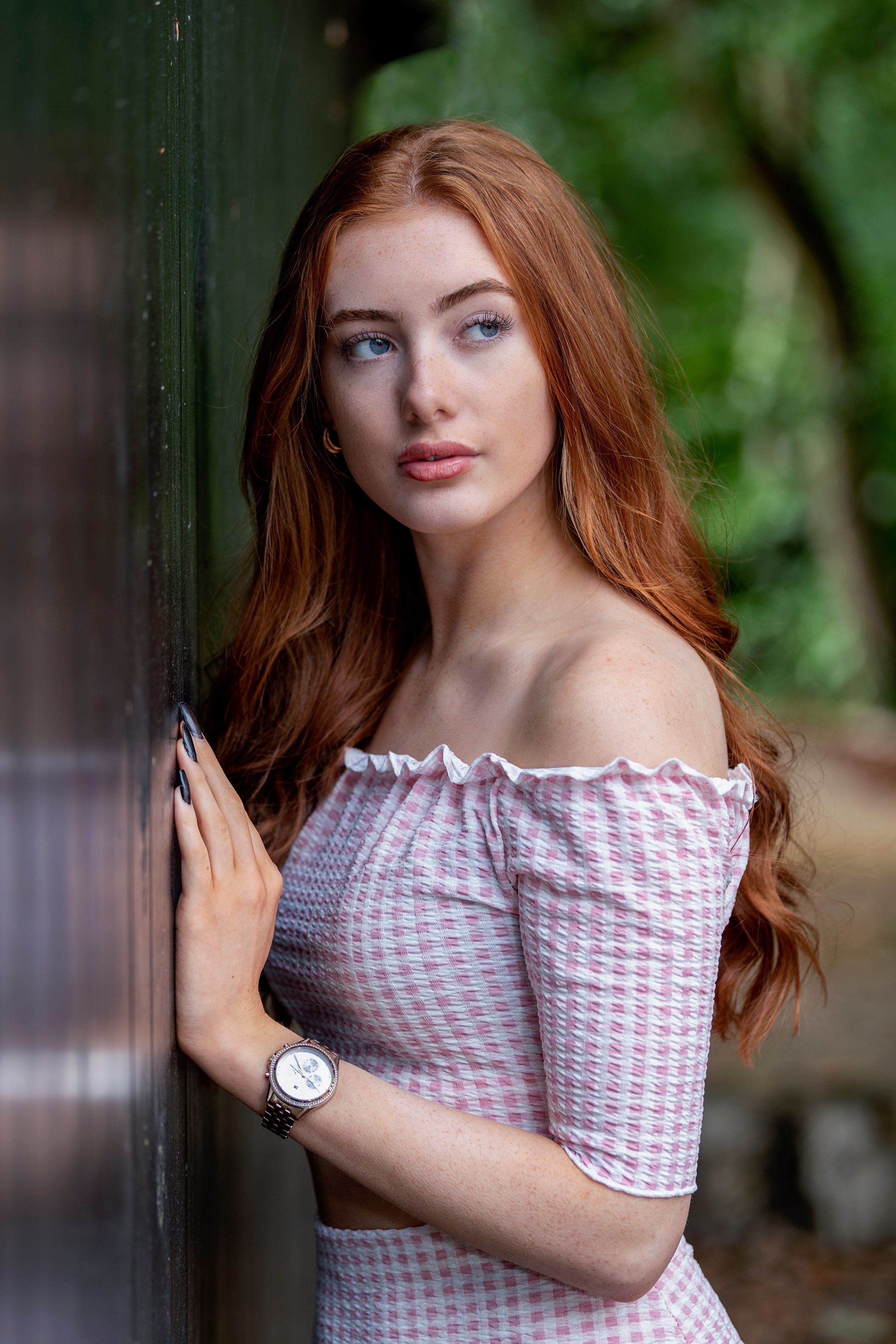 Redhead girl with a watch HD Phone Wallpaper