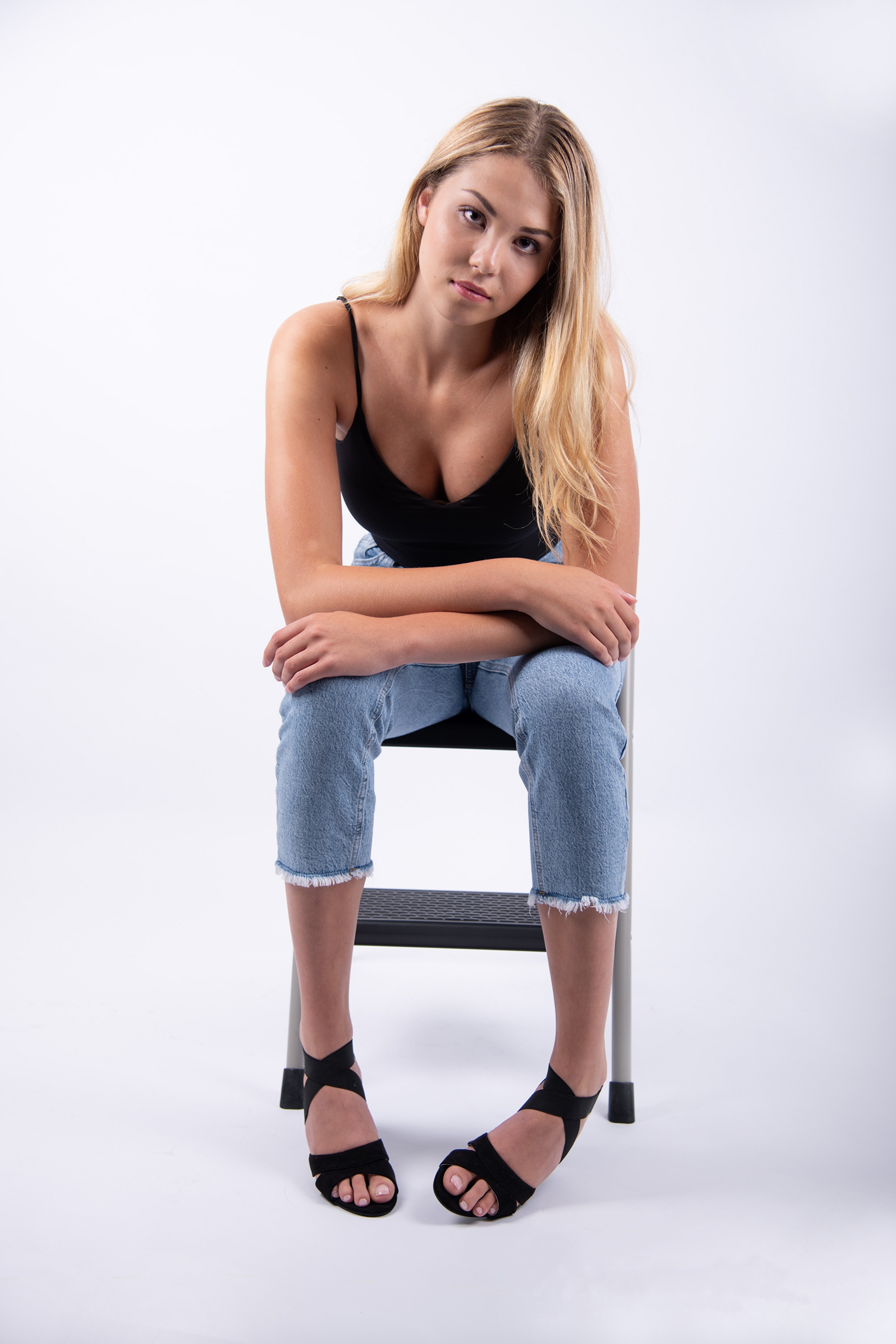 Mia Chagnon sitting in jeans and singlet HD Phone Wallpaper
