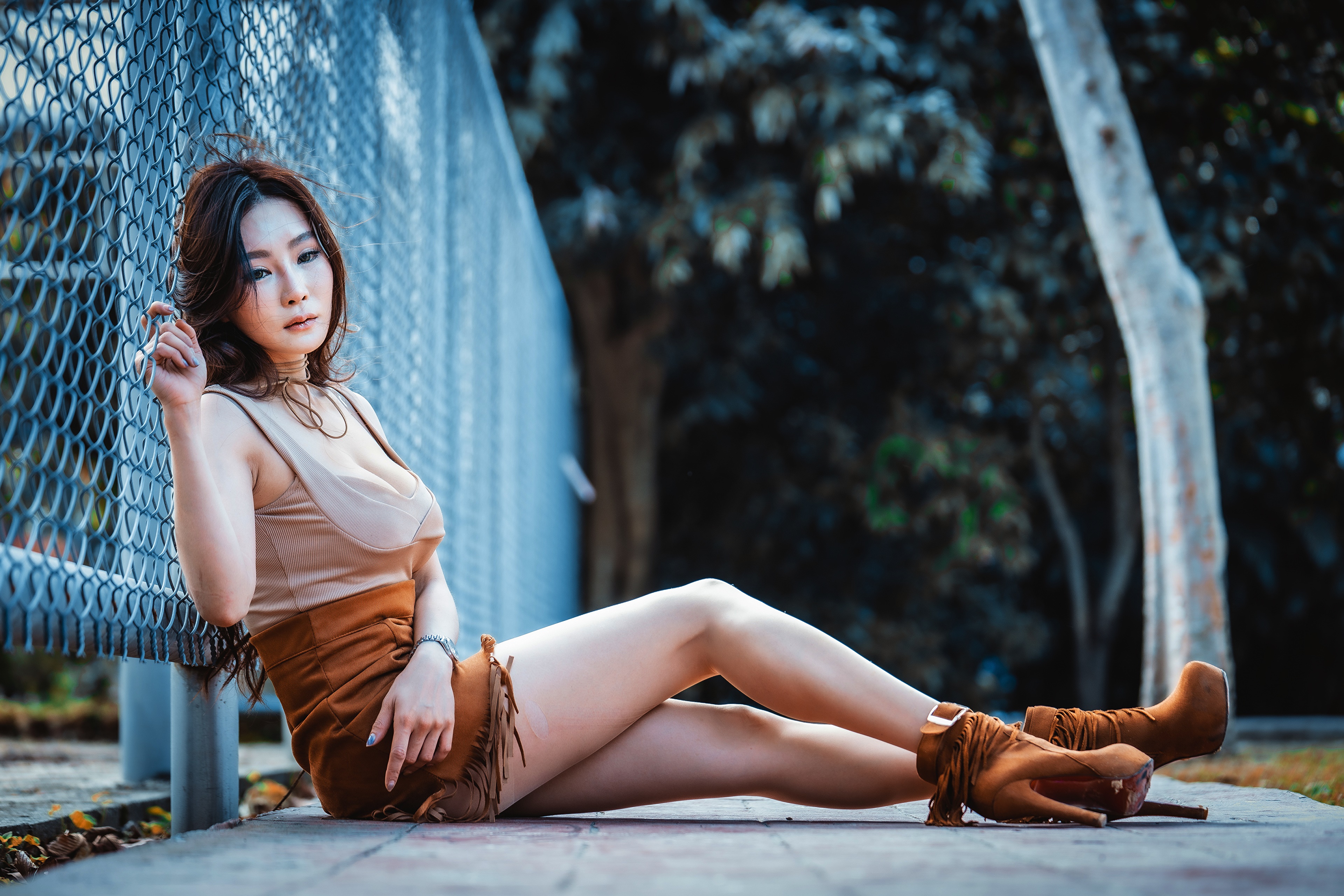 Asian woman sitting by a fence HD Wallpaper