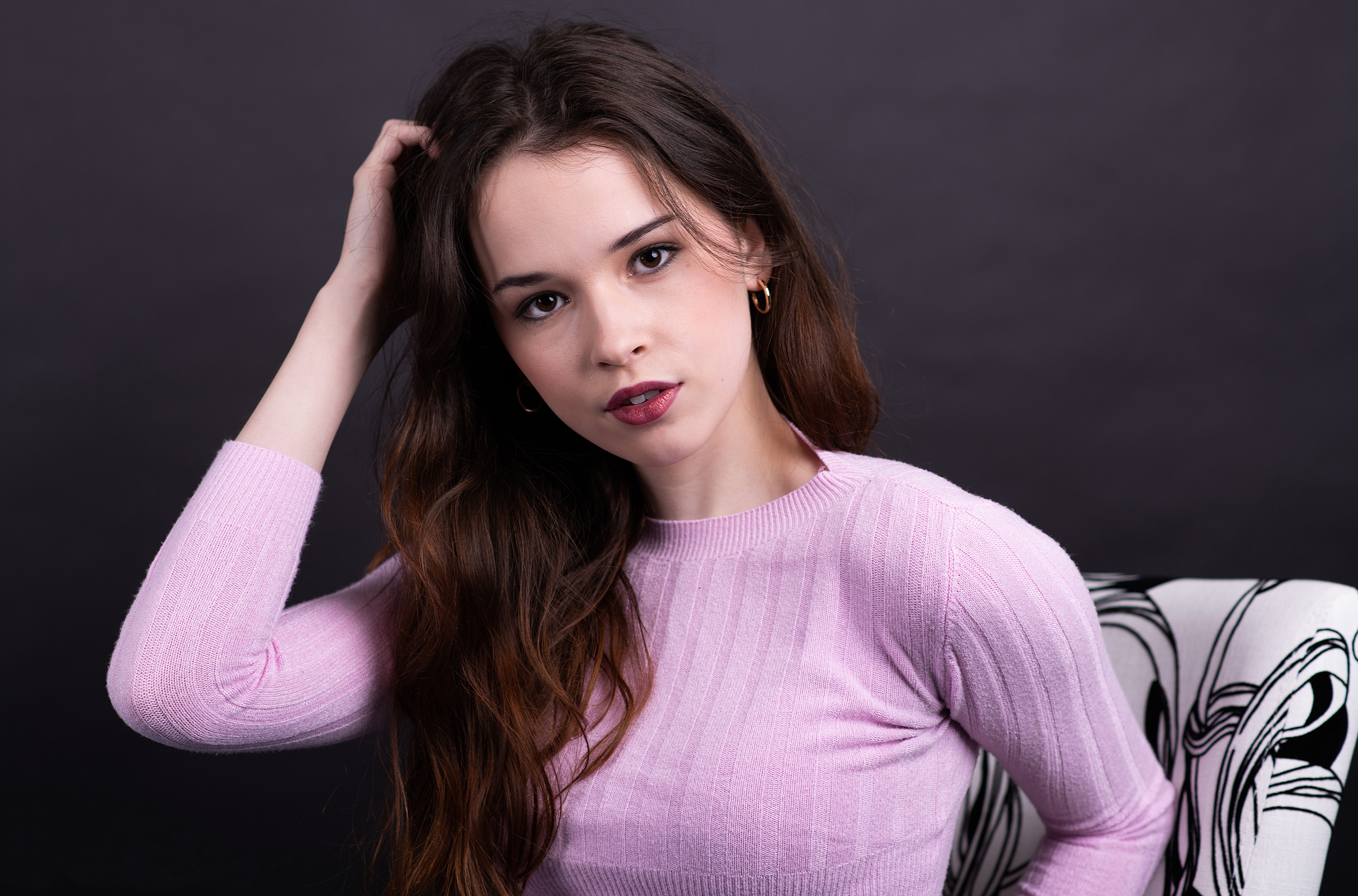 Lea Hetu in a pink sweater HD Wallpaper
