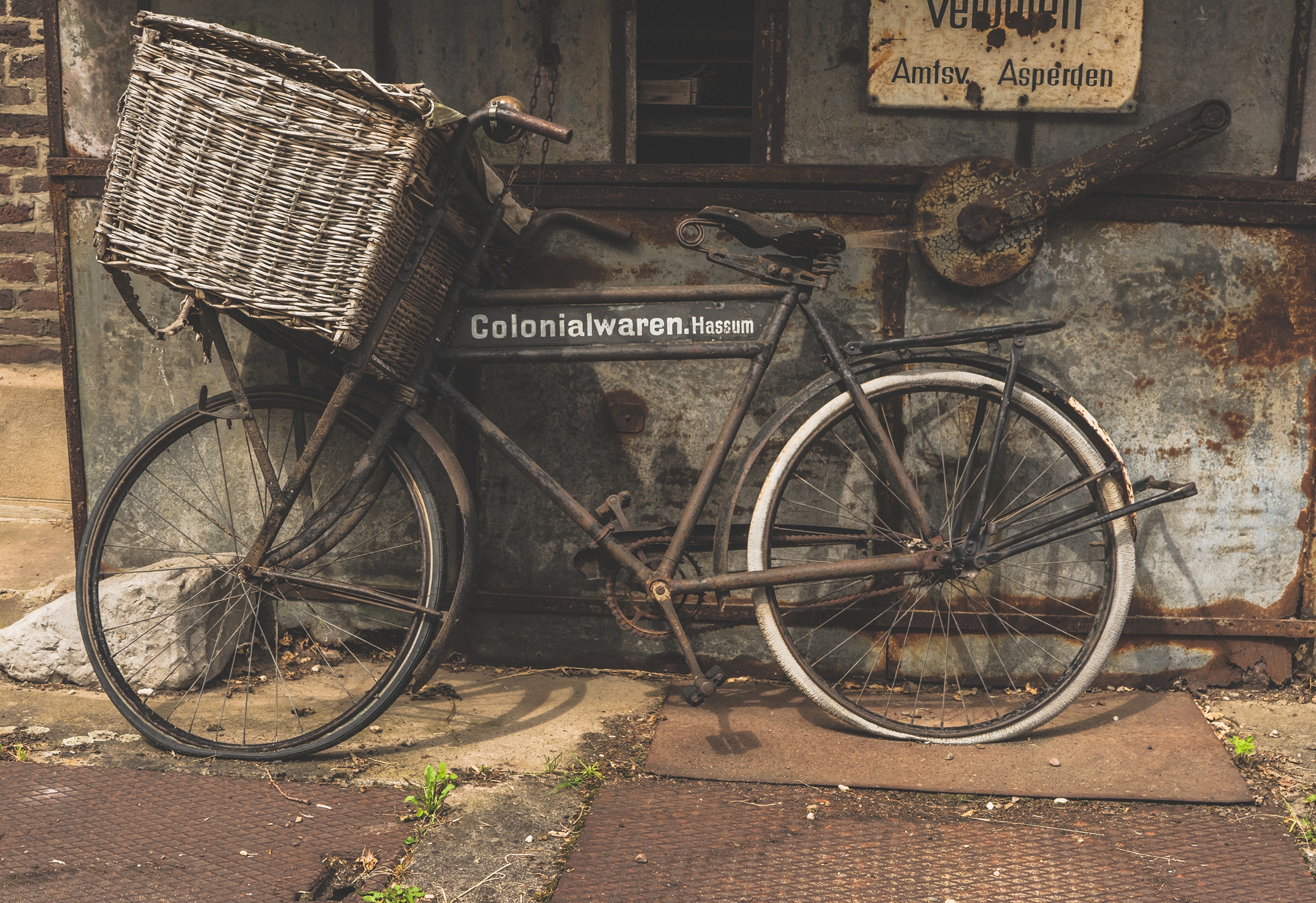 Retro bicycle with wicker basket HD Wallpaper