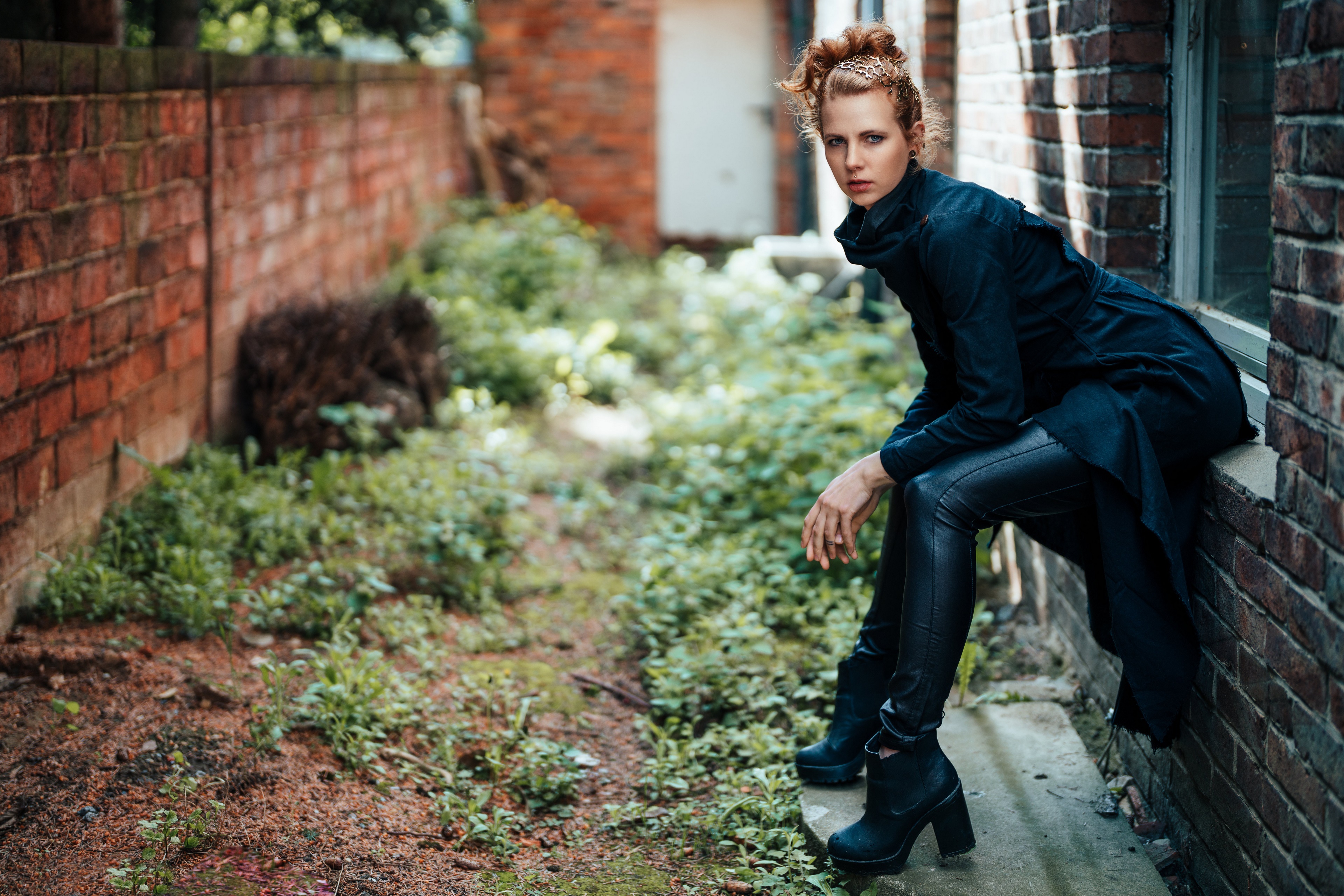 Julia Kruse sitting by a brick wall HD Wallpaper