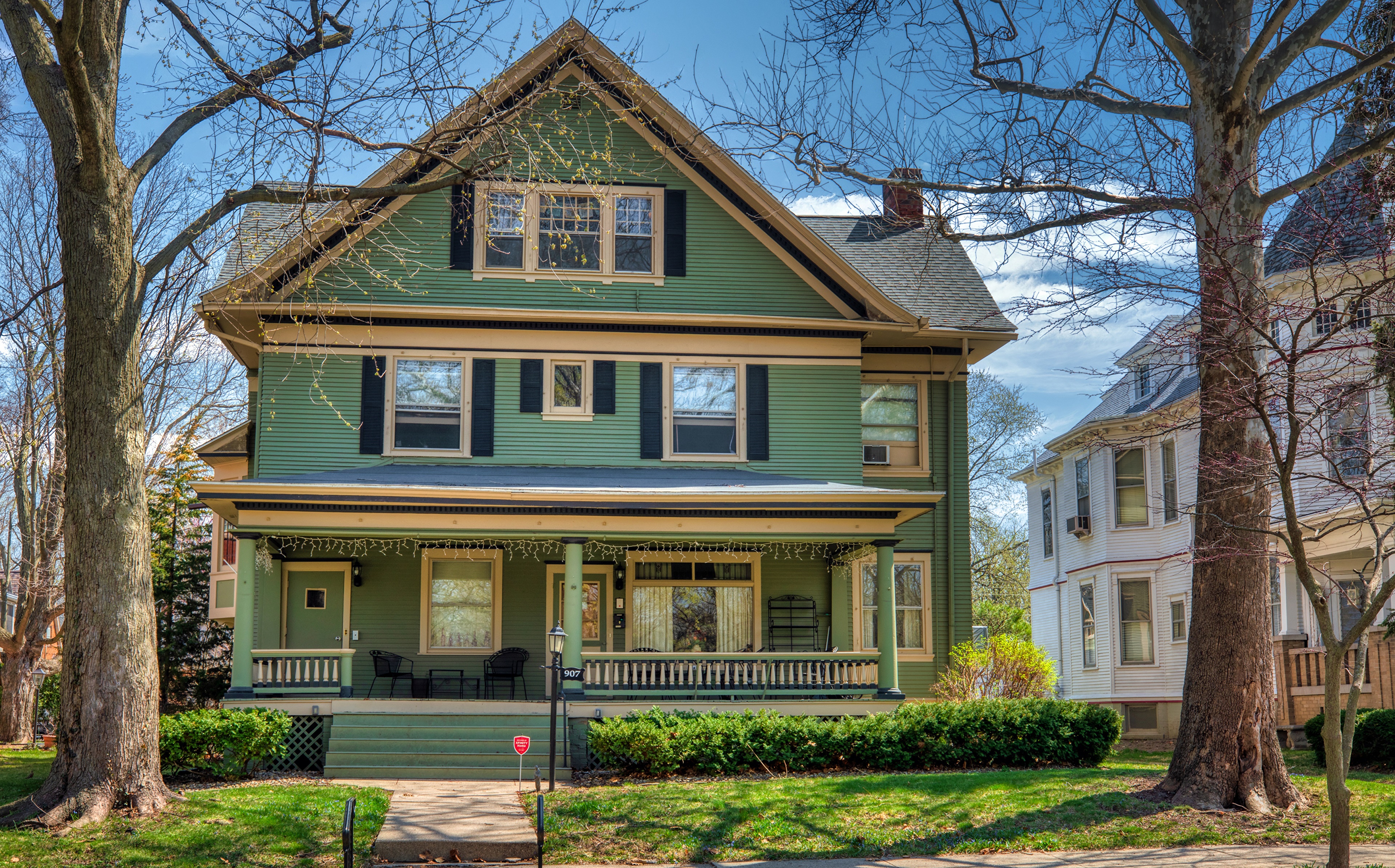 Green Victorian House in Franklin Square Historic District, Bloomington, Illinois HD Wallpaper