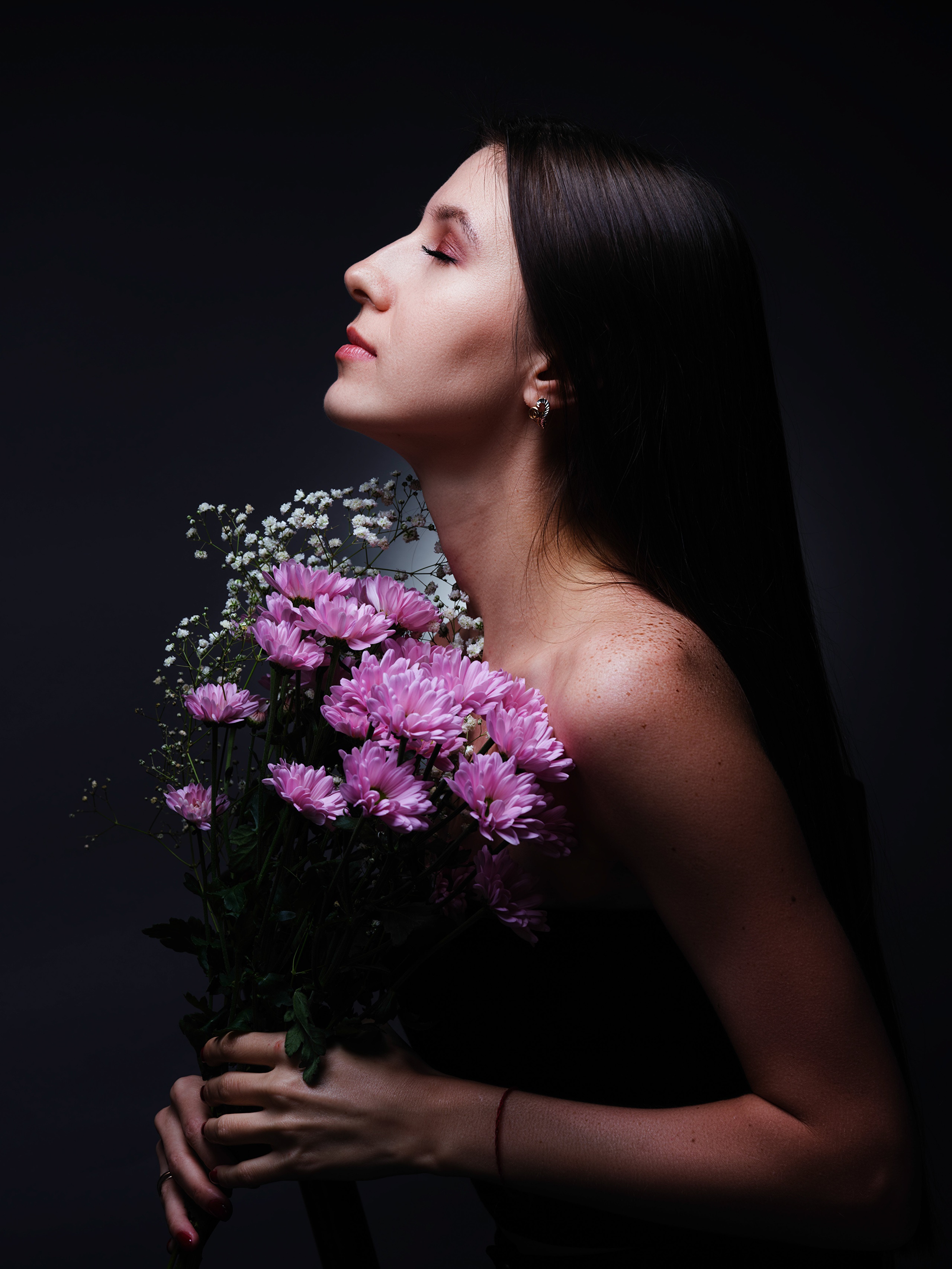 Diana Pozdnysheva holding a bouquet of chrysanthemums HD Phone Wallpaper