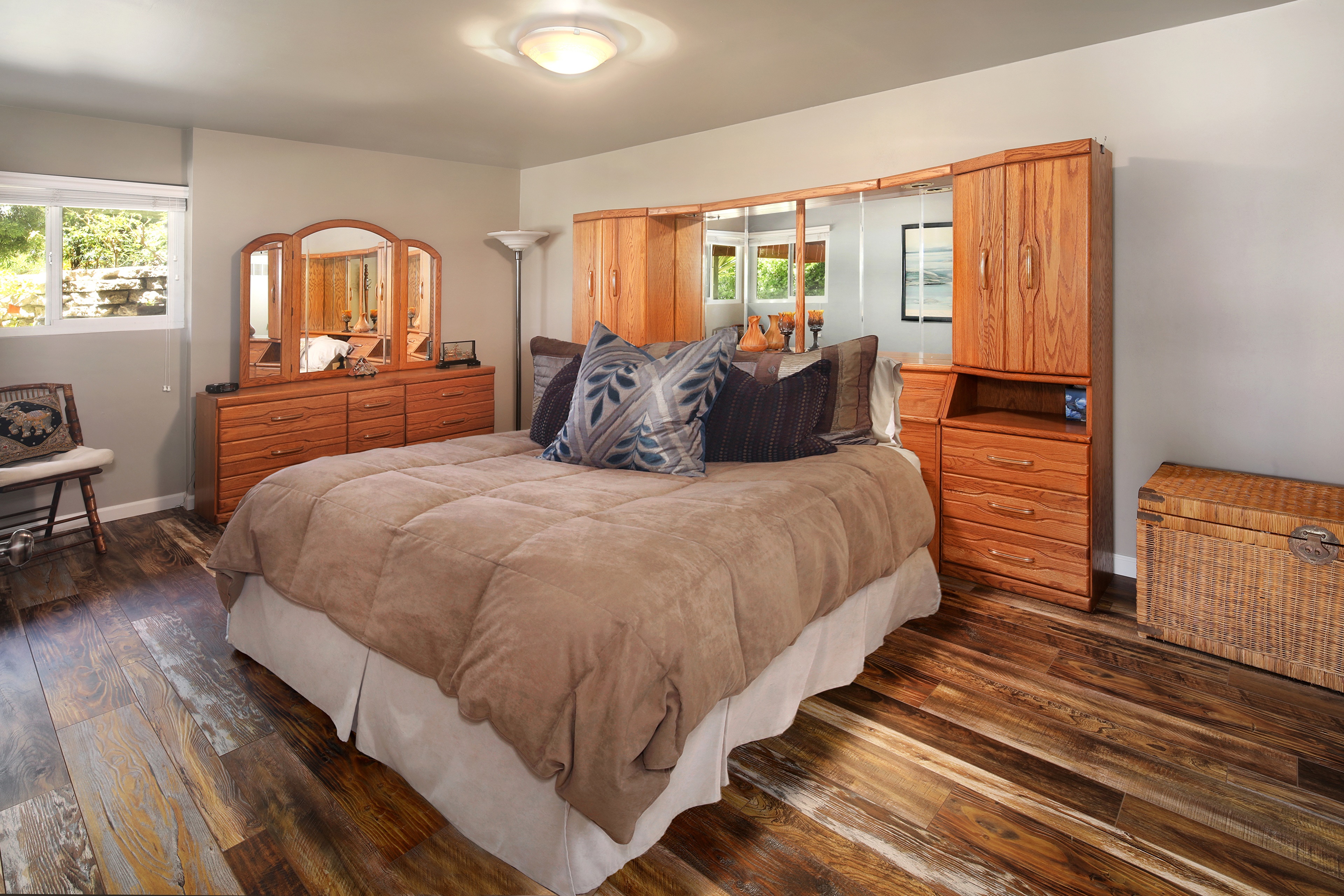 Bedroom with wooden furniture and a bed HD Wallpaper