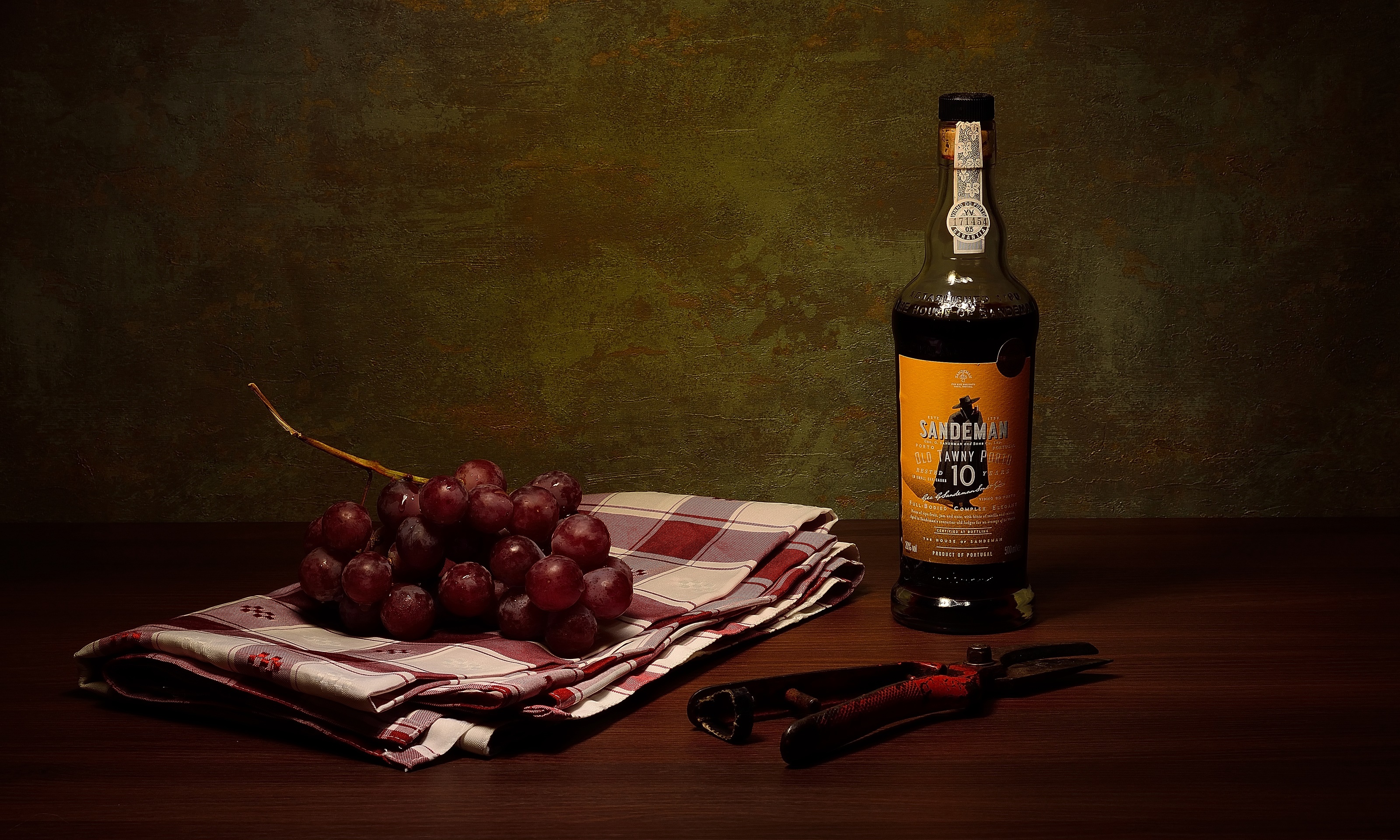 Sandeman 10 Year Old Tawny Port bottle with grapes HD Wallpaper
