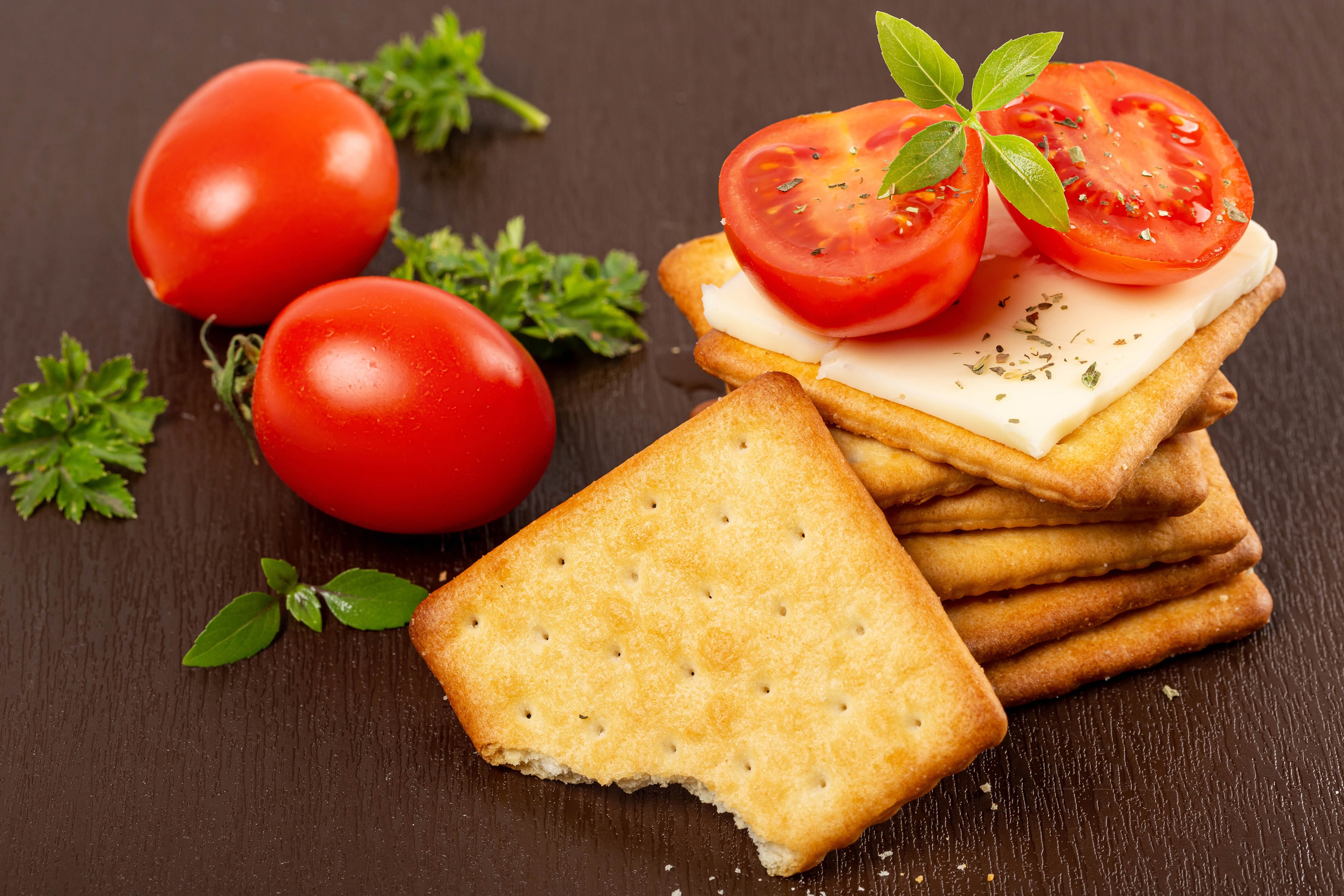 Crackers with cheese and tomatoes HD Wallpaper