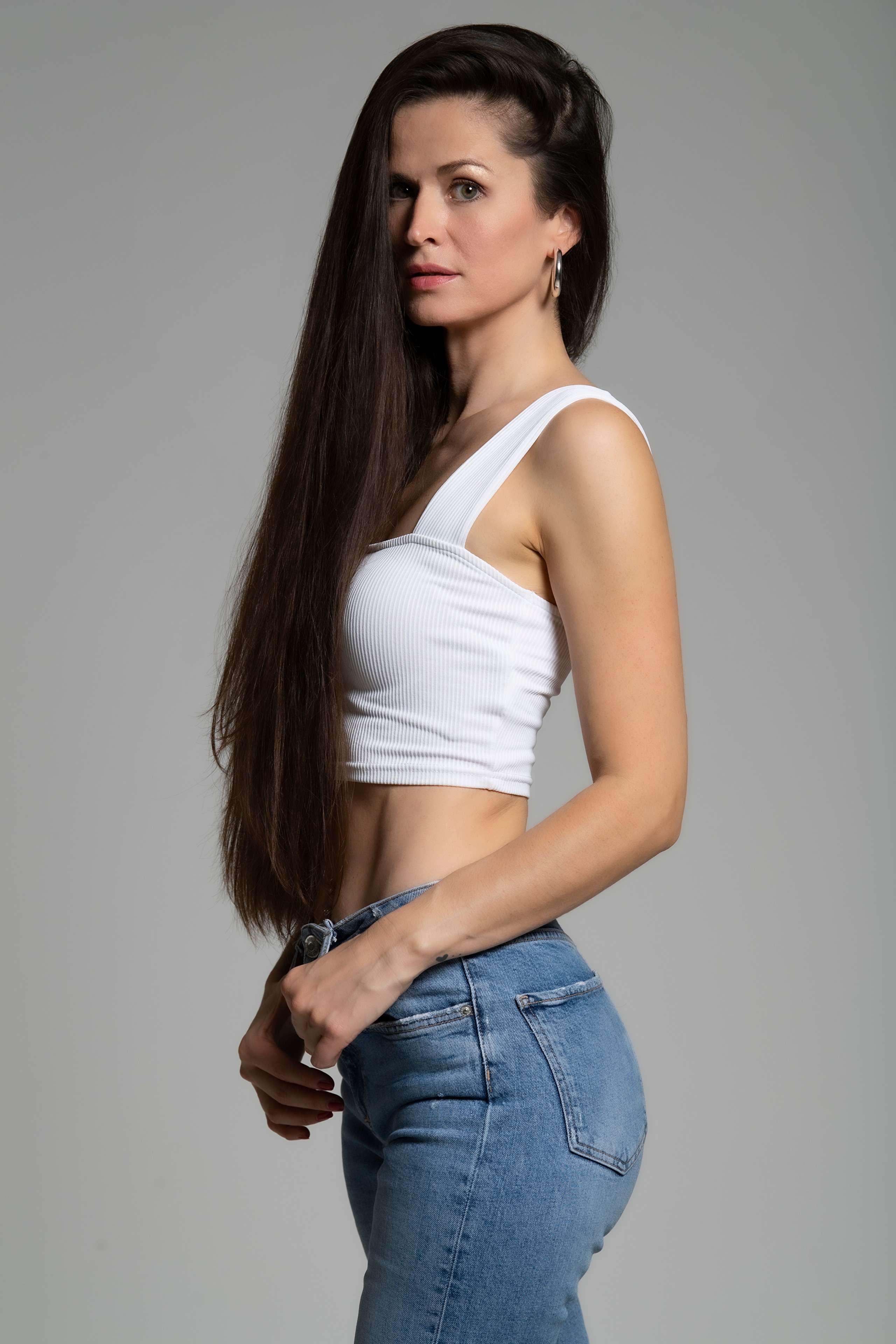 Antonija in a white singlet and jeans HD Phone Wallpaper